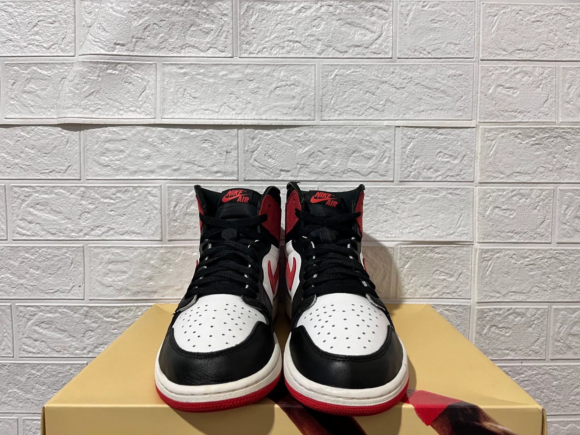 Nike Nike AJ1 Red Lowtop Sneakers 10 Men Size US 10 / EU 43 - 5 Thumbnail
