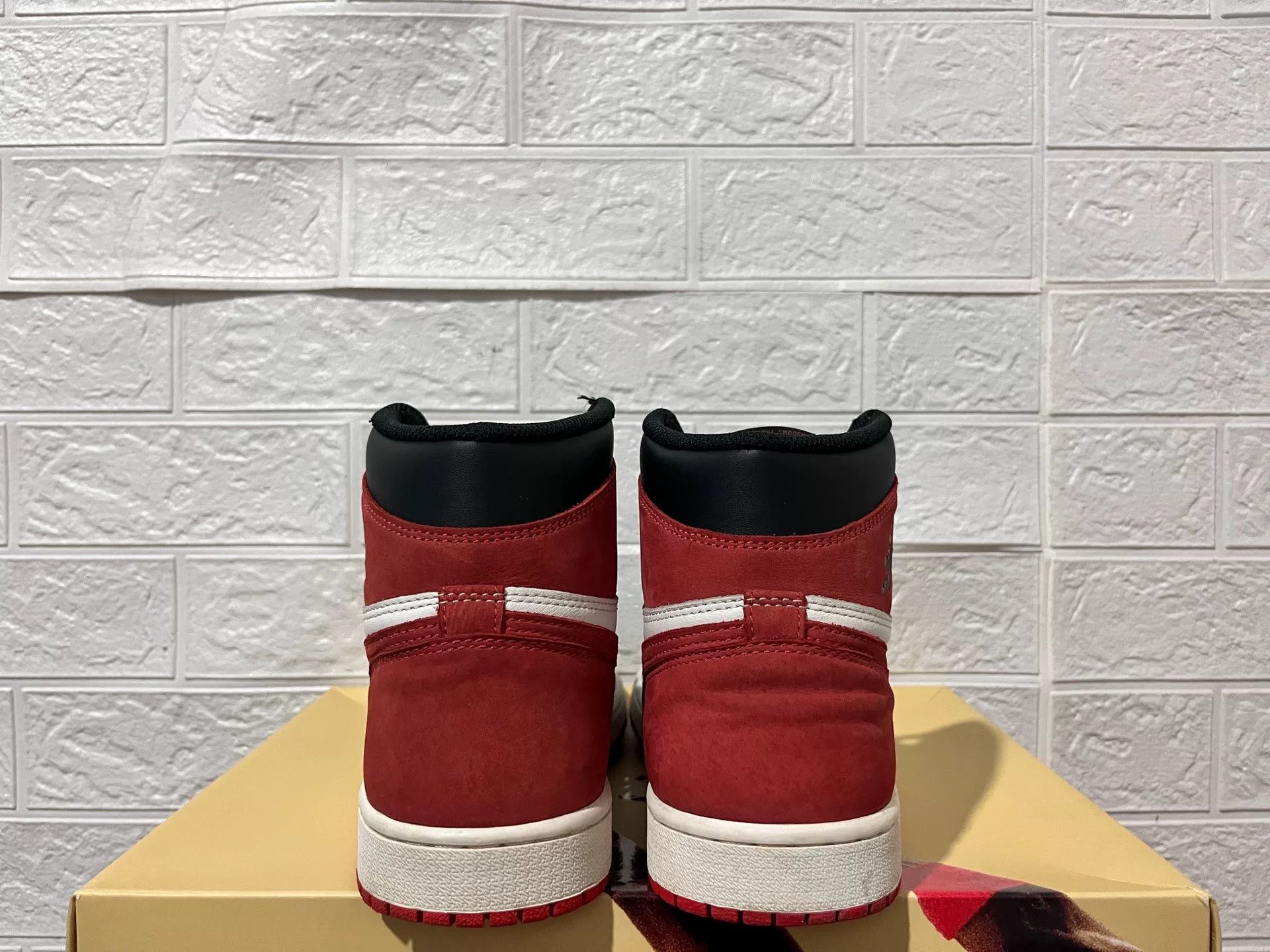 Nike Nike AJ1 Red Lowtop Sneakers 10 Men Size US 10 / EU 43 - 6 Thumbnail