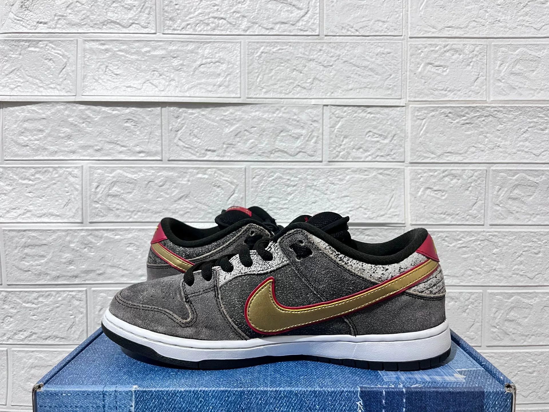 Nike Nike DUNK SB Lowtop Sneakers 11 Men Size US 11 / EU 44 - 3 Thumbnail