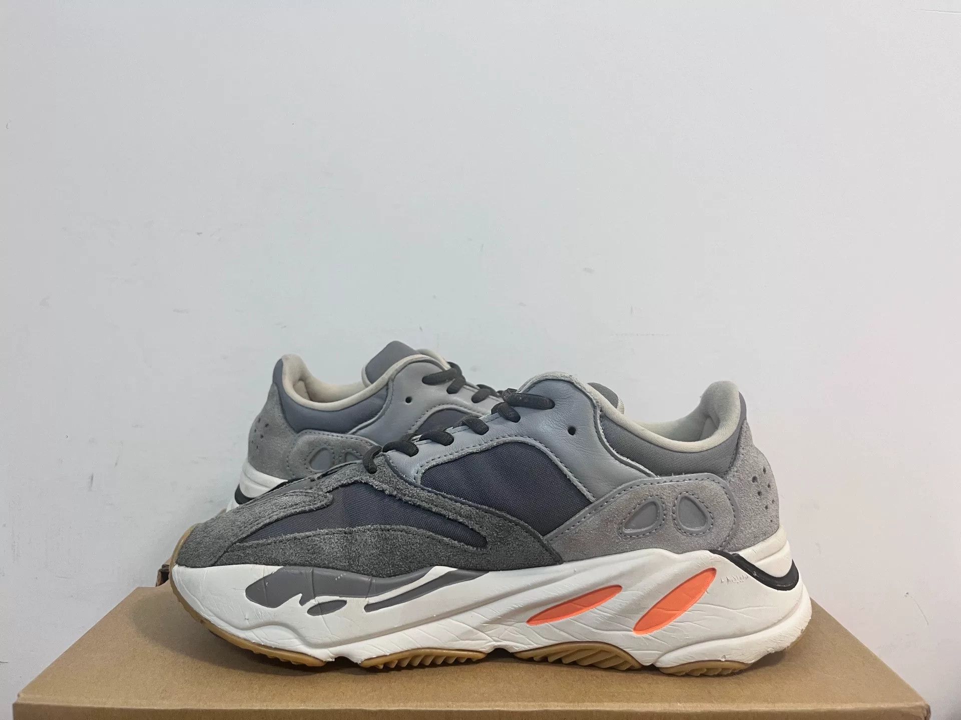 Adidas Adidas YEEZY700 Lowtop Sneakers 5.5 Men Size US 5.5 / EU 38 - 3 Thumbnail