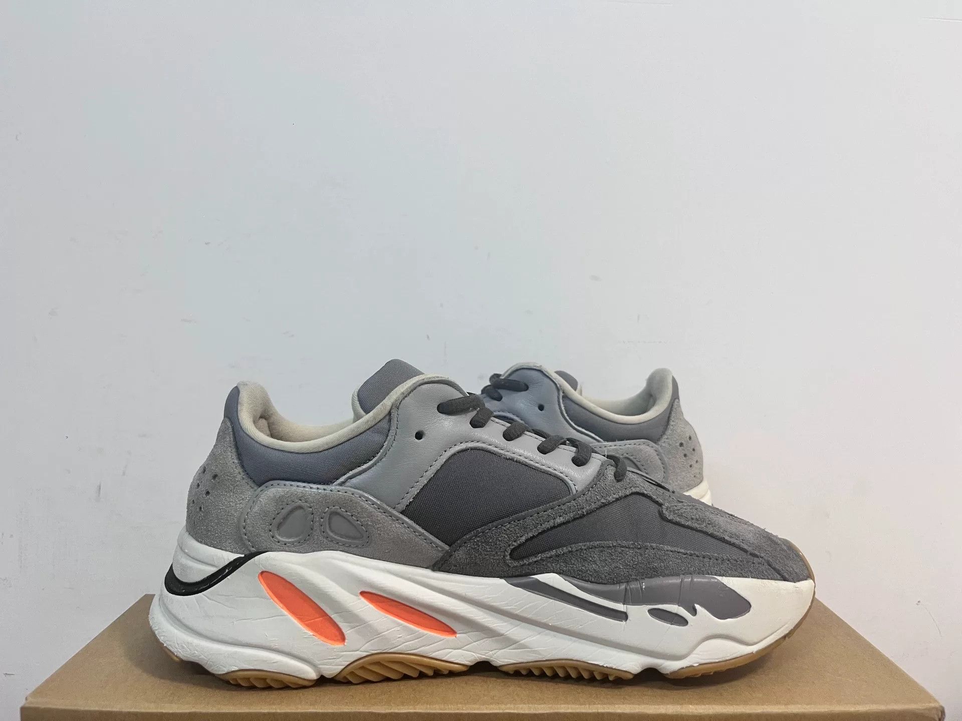 Adidas Adidas YEEZY700 Lowtop Sneakers 5.5 Men Size US 5.5 / EU 38 - 4 Thumbnail