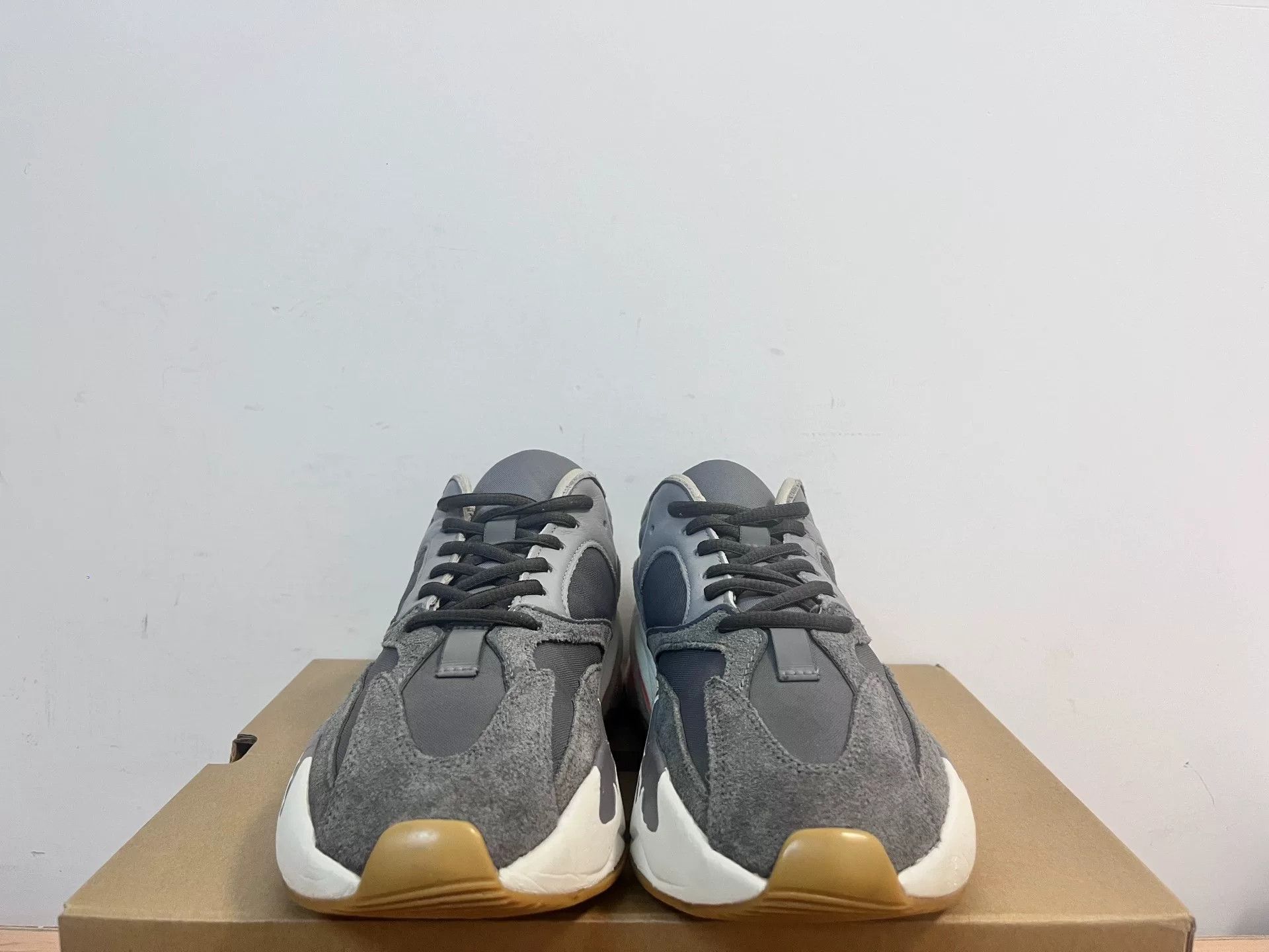 Adidas Adidas YEEZY700 Lowtop Sneakers 5.5 Men Size US 5.5 / EU 38 - 5 Thumbnail