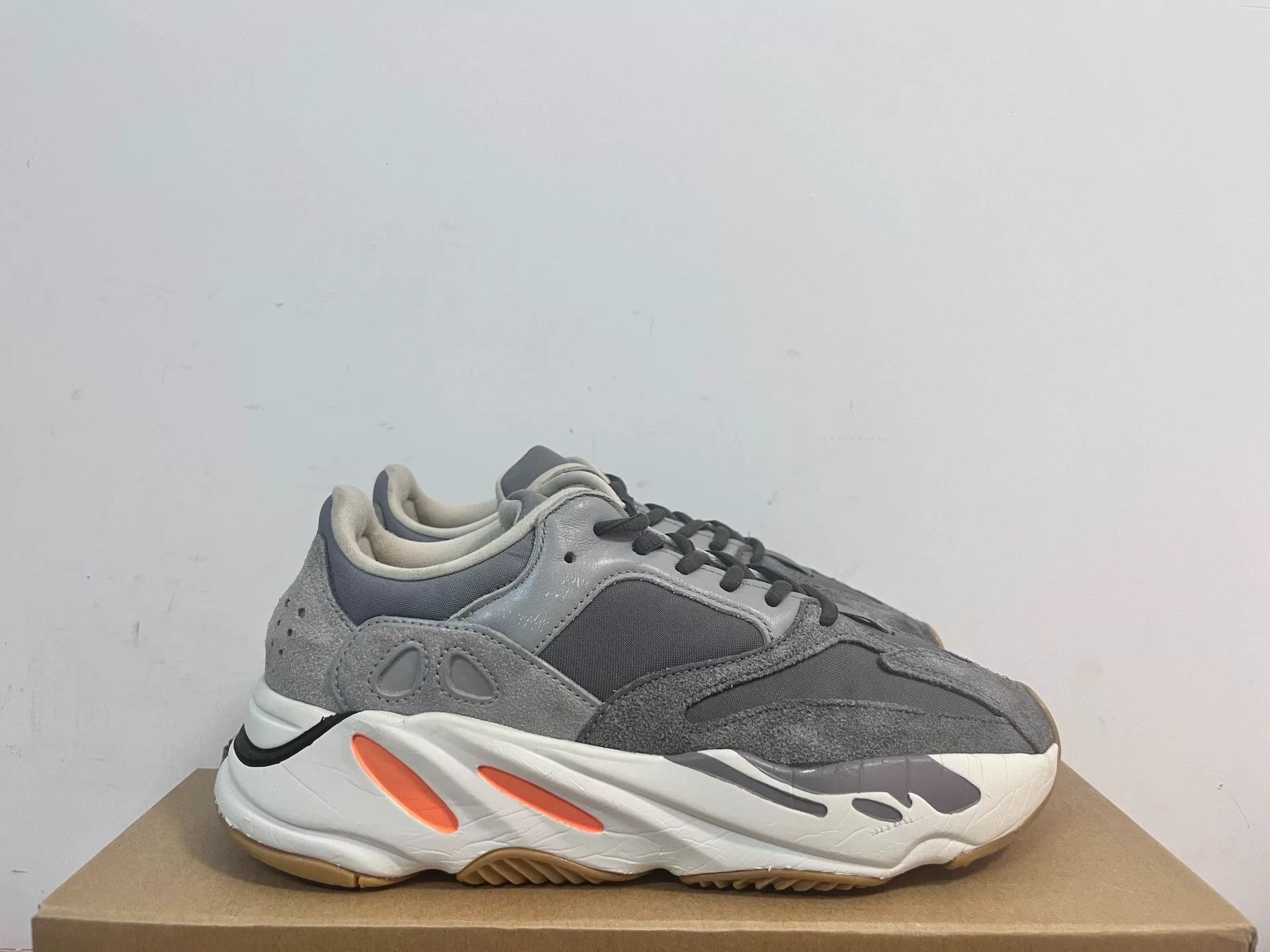 Adidas Adidas YEEZY700 Lowtop Sneakers 5.5 Men Size US 5.5 / EU 38 - 2 Thumbnail