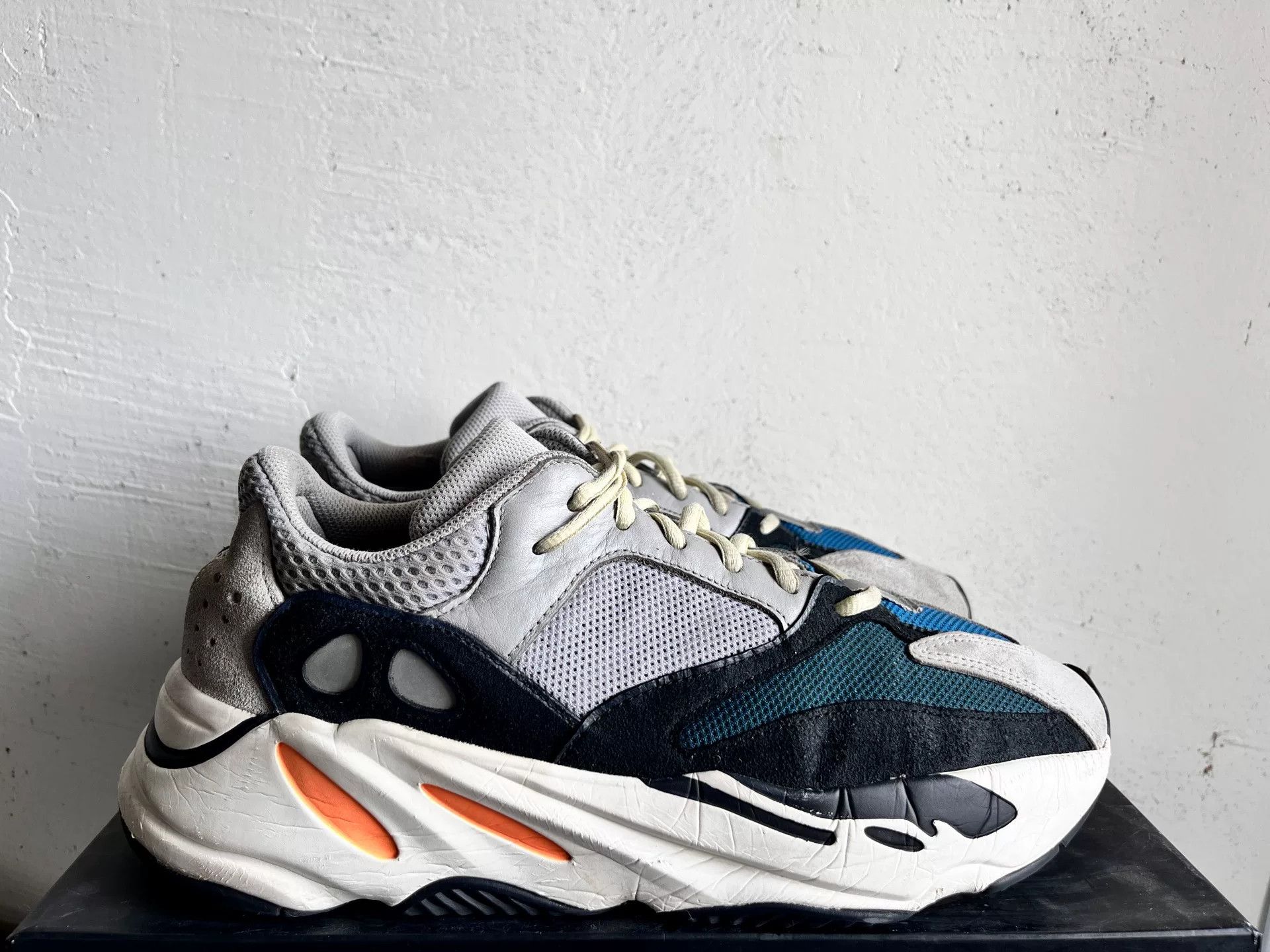 Adidas Adidas YEEZY700 Green Lowtop Sneakers 11 Men Size US 11 / EU 44 - 2 Thumbnail