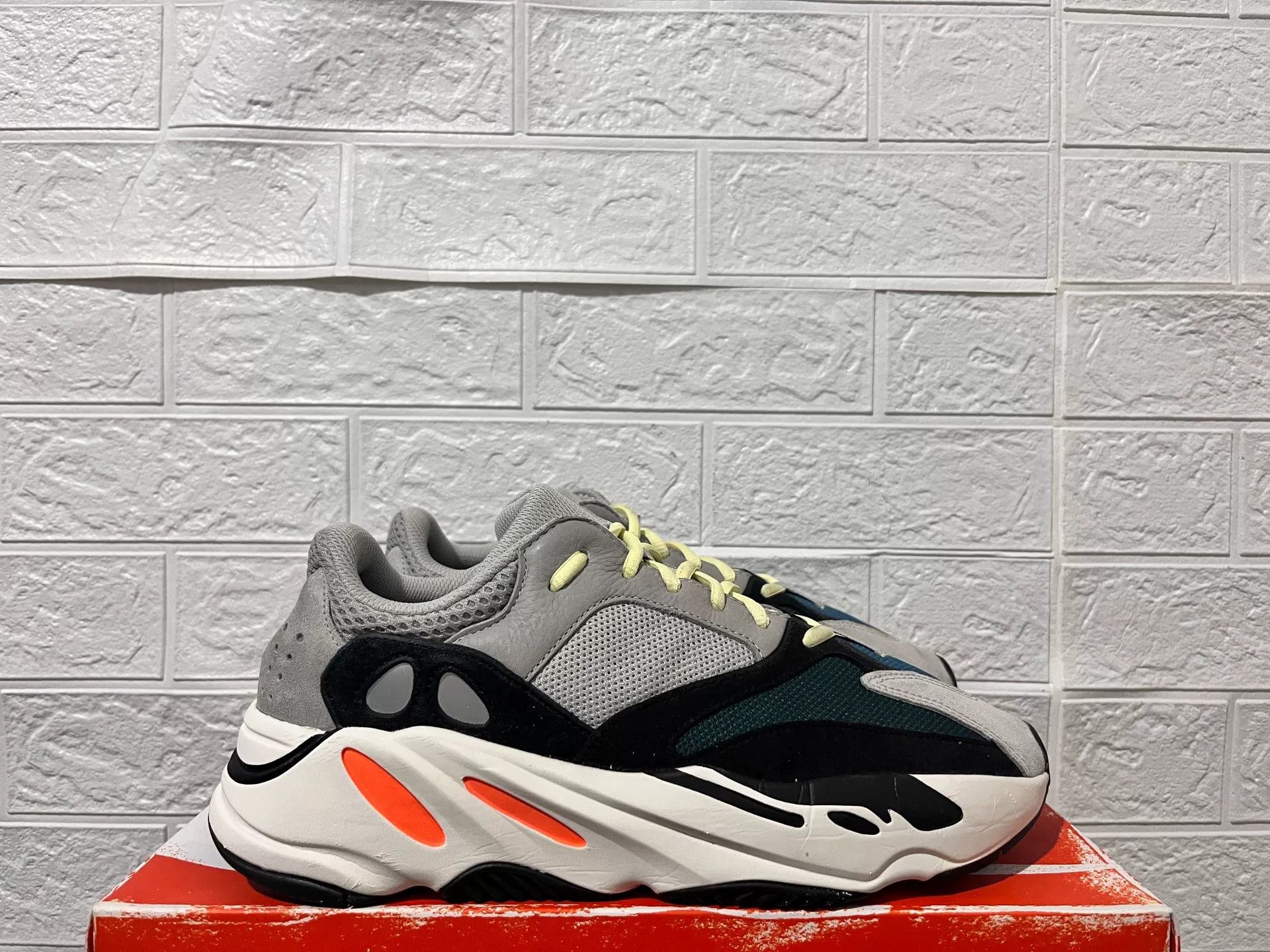 Adidas Adidas YEEZY700 Lowtop Sneakers 11 Men Size US 11 / EU 44 - 2 Thumbnail