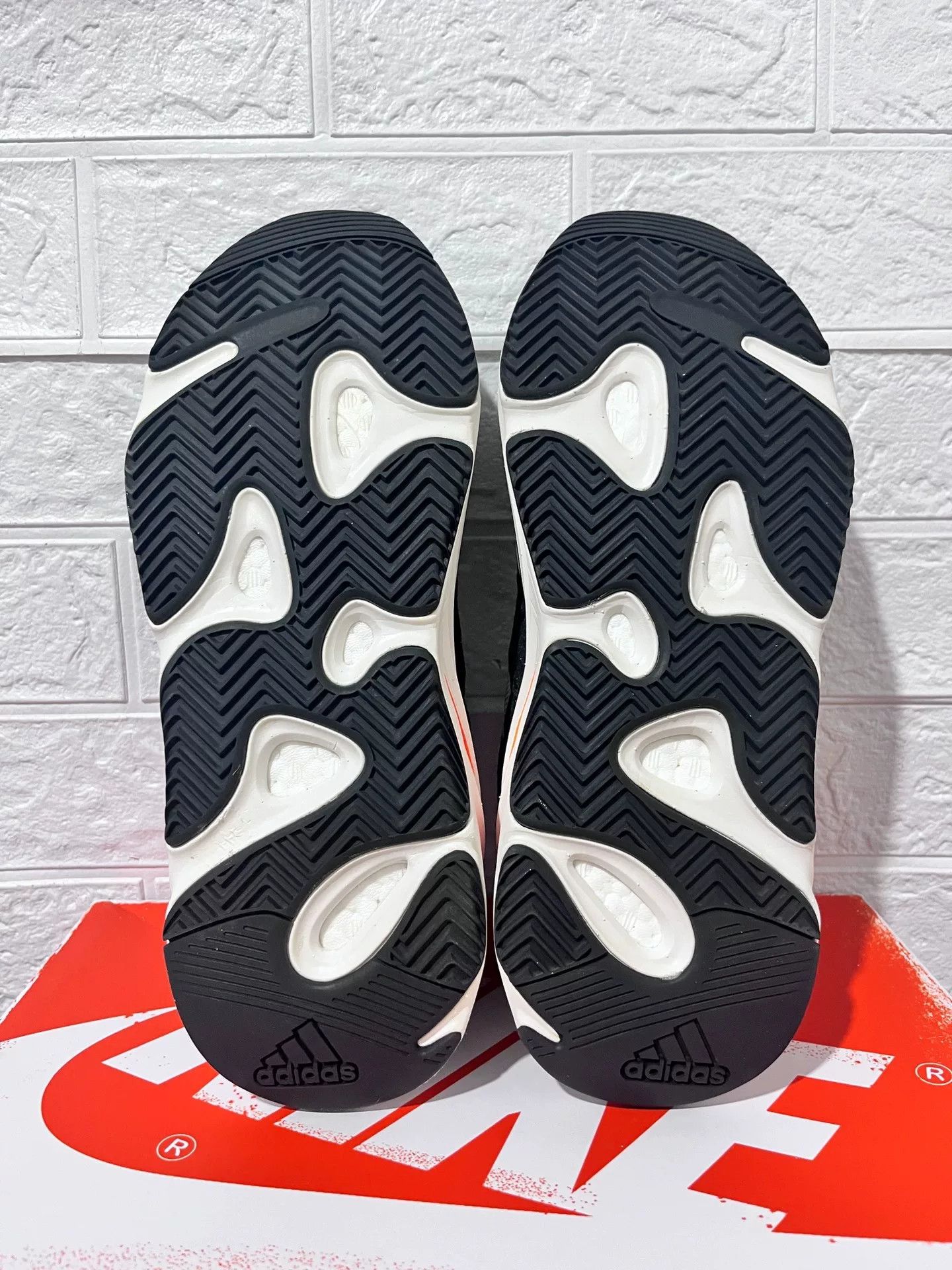 Adidas Adidas YEEZY700 Lowtop Sneakers 11 Men Size US 11 / EU 44 - 7 Thumbnail