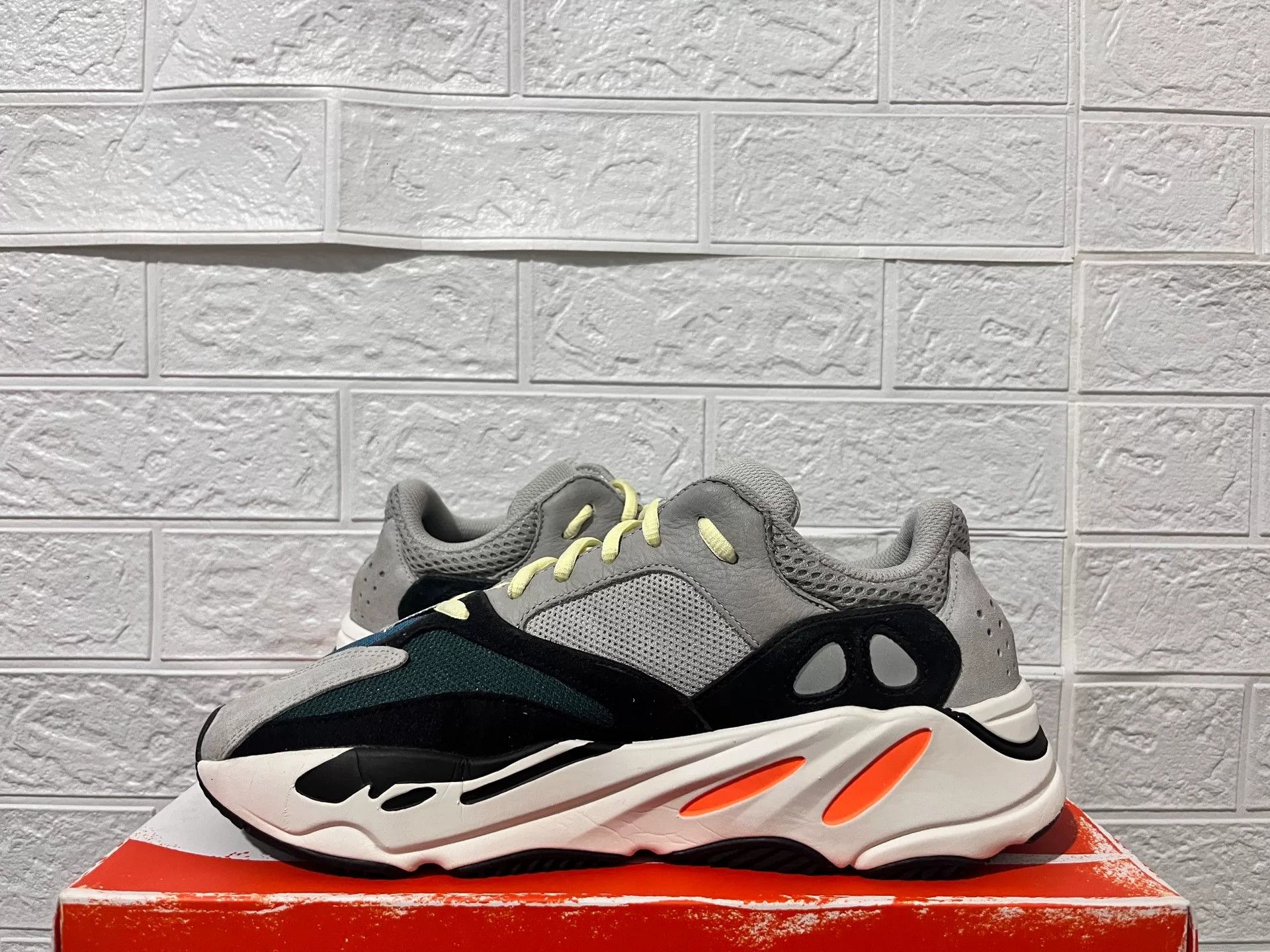 Adidas Adidas YEEZY700 Lowtop Sneakers 11 Men Size US 11 / EU 44 - 3 Thumbnail