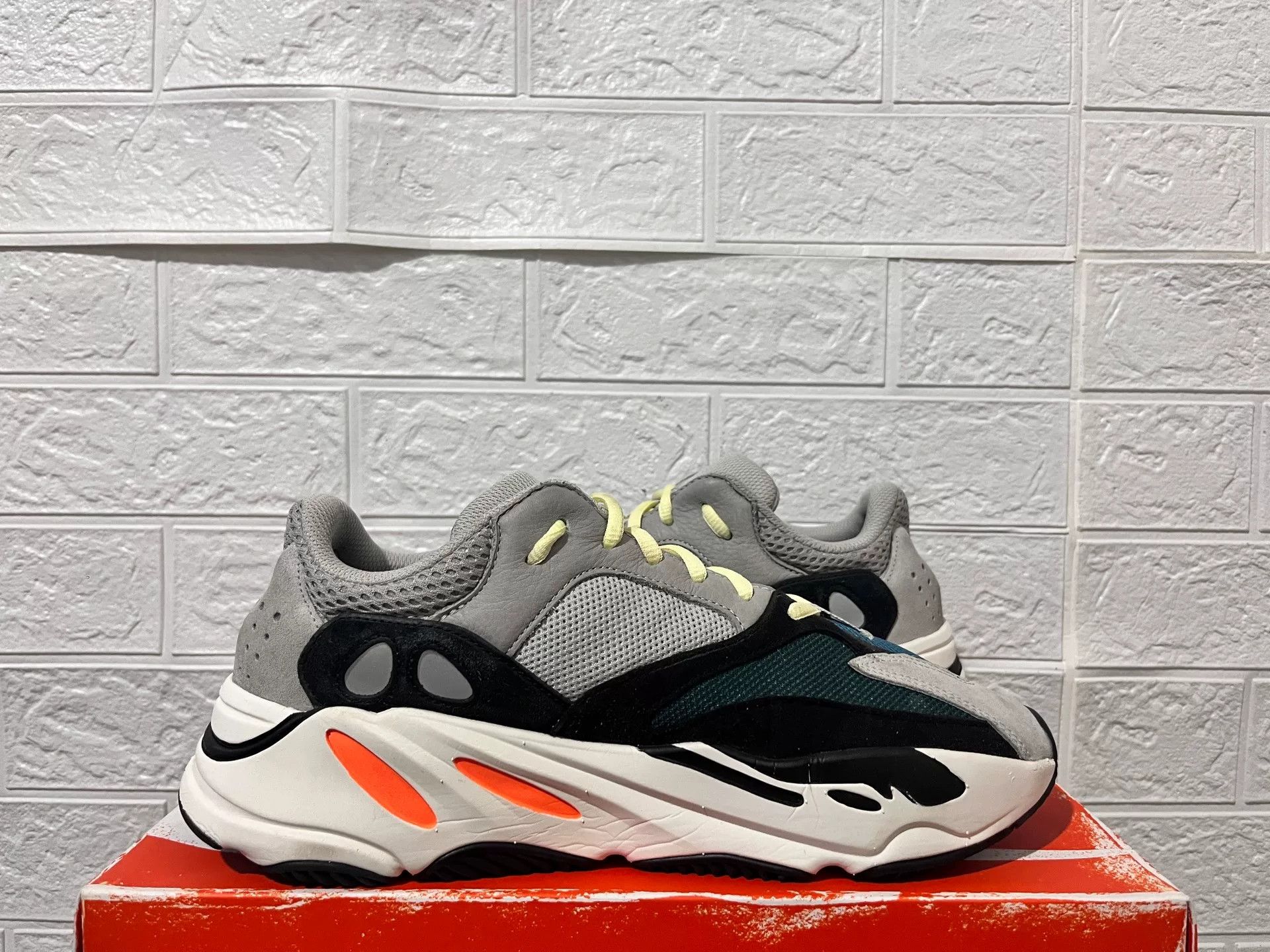 Adidas Adidas YEEZY700 Lowtop Sneakers 11 Men Size US 11 / EU 44 - 4 Thumbnail