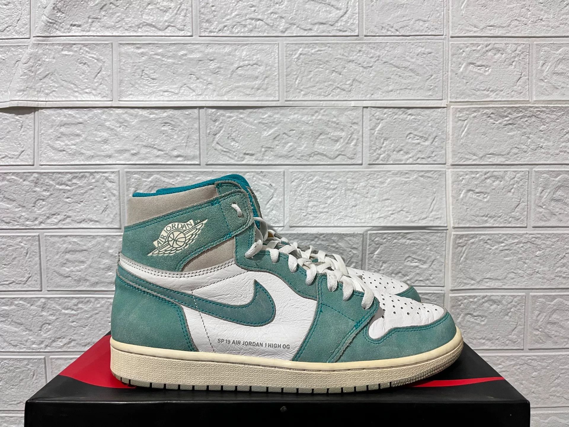 Nike Nike AJ1 Green Hitop Sneakers 11 Men Size US 11 / EU 44 - 2 Thumbnail