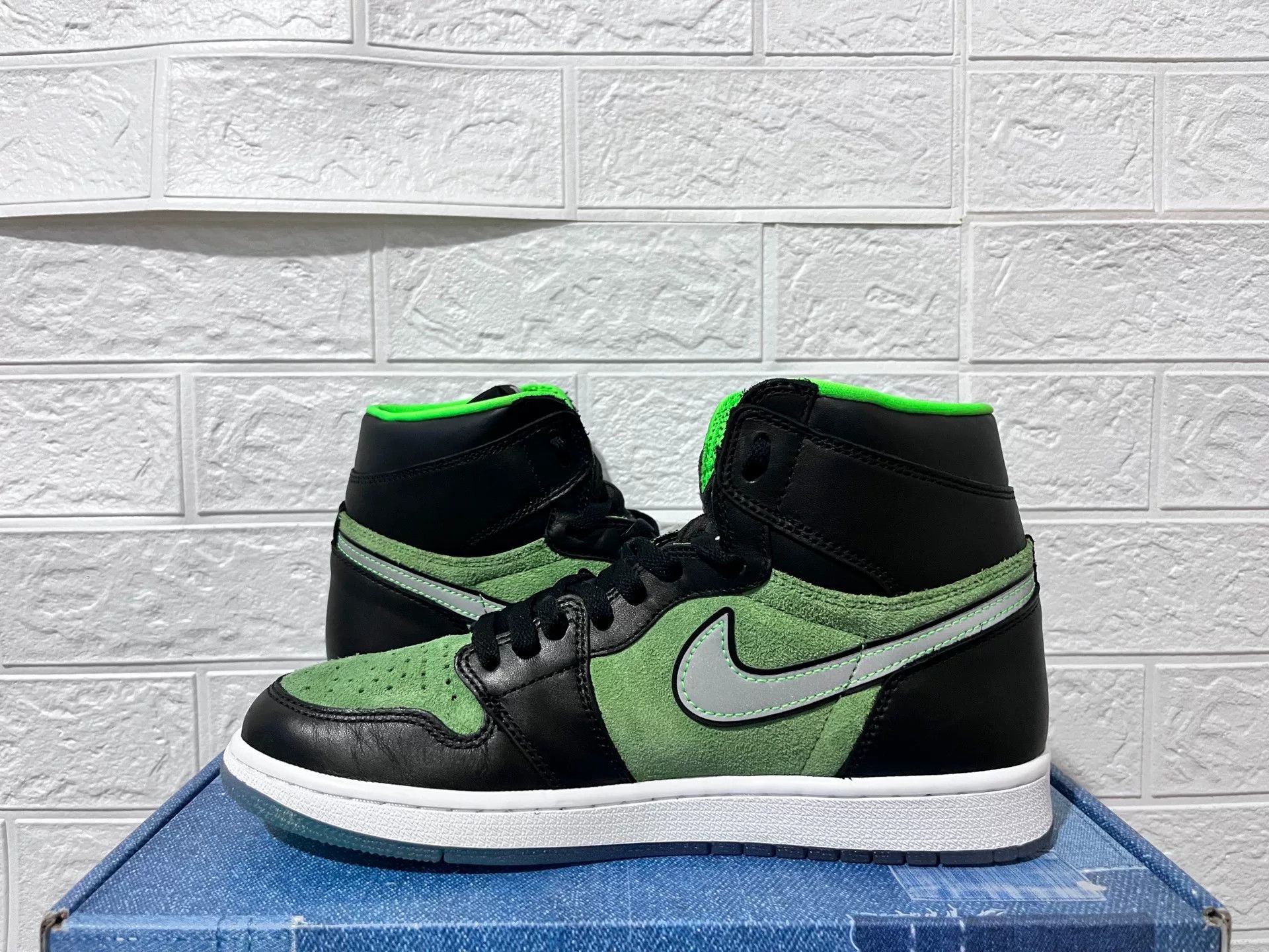 Nike Nike AJ1 Green Lowtop Sneakers 10 Men Size US 10 / EU 43 - 3 Thumbnail