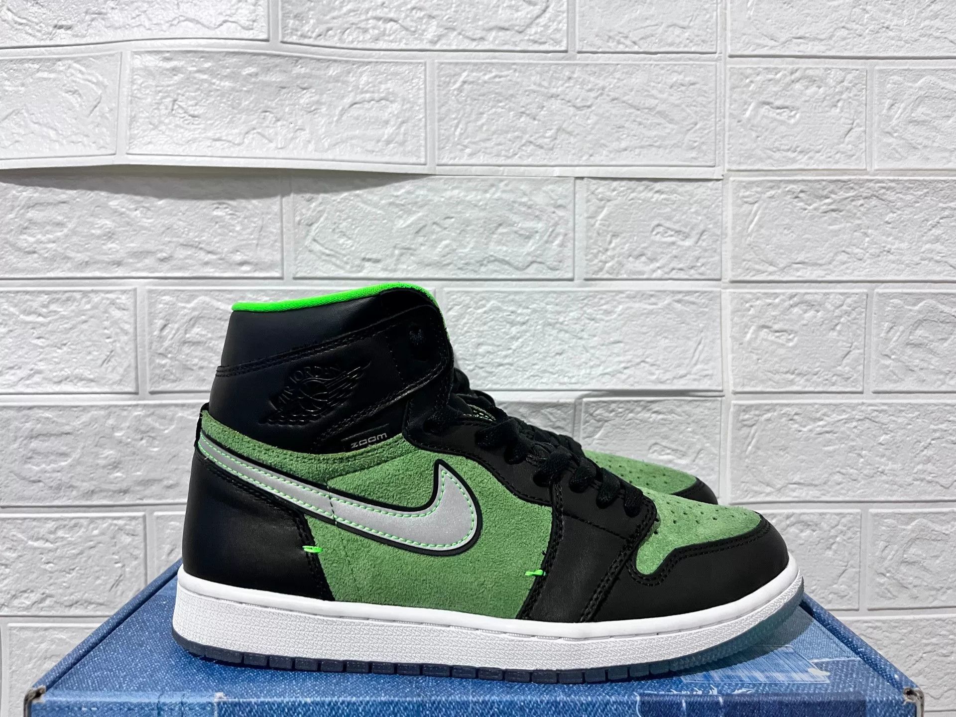 Nike Nike AJ1 Green Lowtop Sneakers 10 Men Size US 10 / EU 43 - 2 Thumbnail