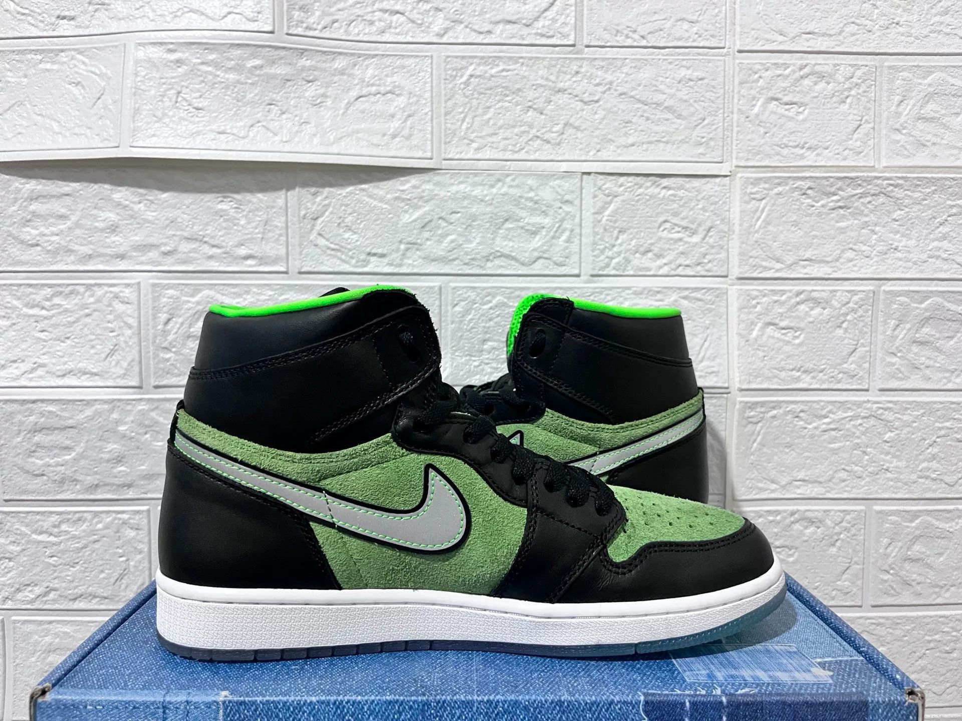 Nike Nike AJ1 Green Lowtop Sneakers 10 Men Size US 10 / EU 43 - 4 Thumbnail