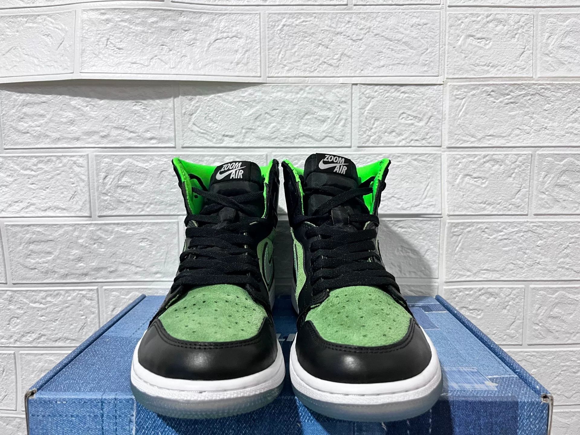 Nike Nike AJ1 Green Lowtop Sneakers 10 Men Size US 10 / EU 43 - 5 Thumbnail