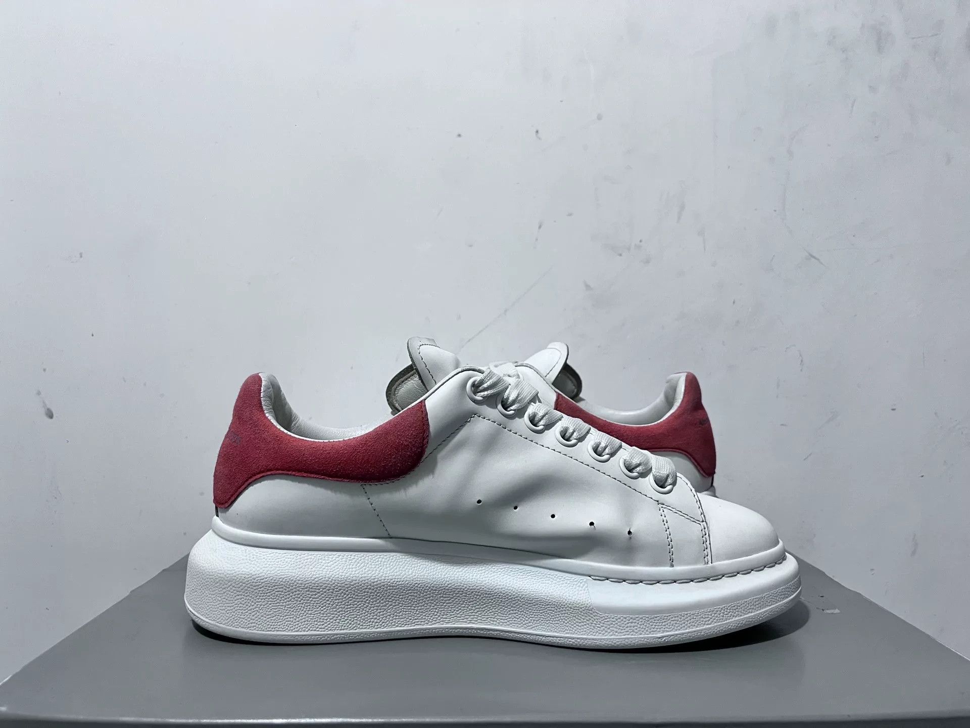 Alexander McQueen Alexander McQueen Pink Lowtop Sneakers 7 Men Size US 7 / EU 40 - 4 Thumbnail