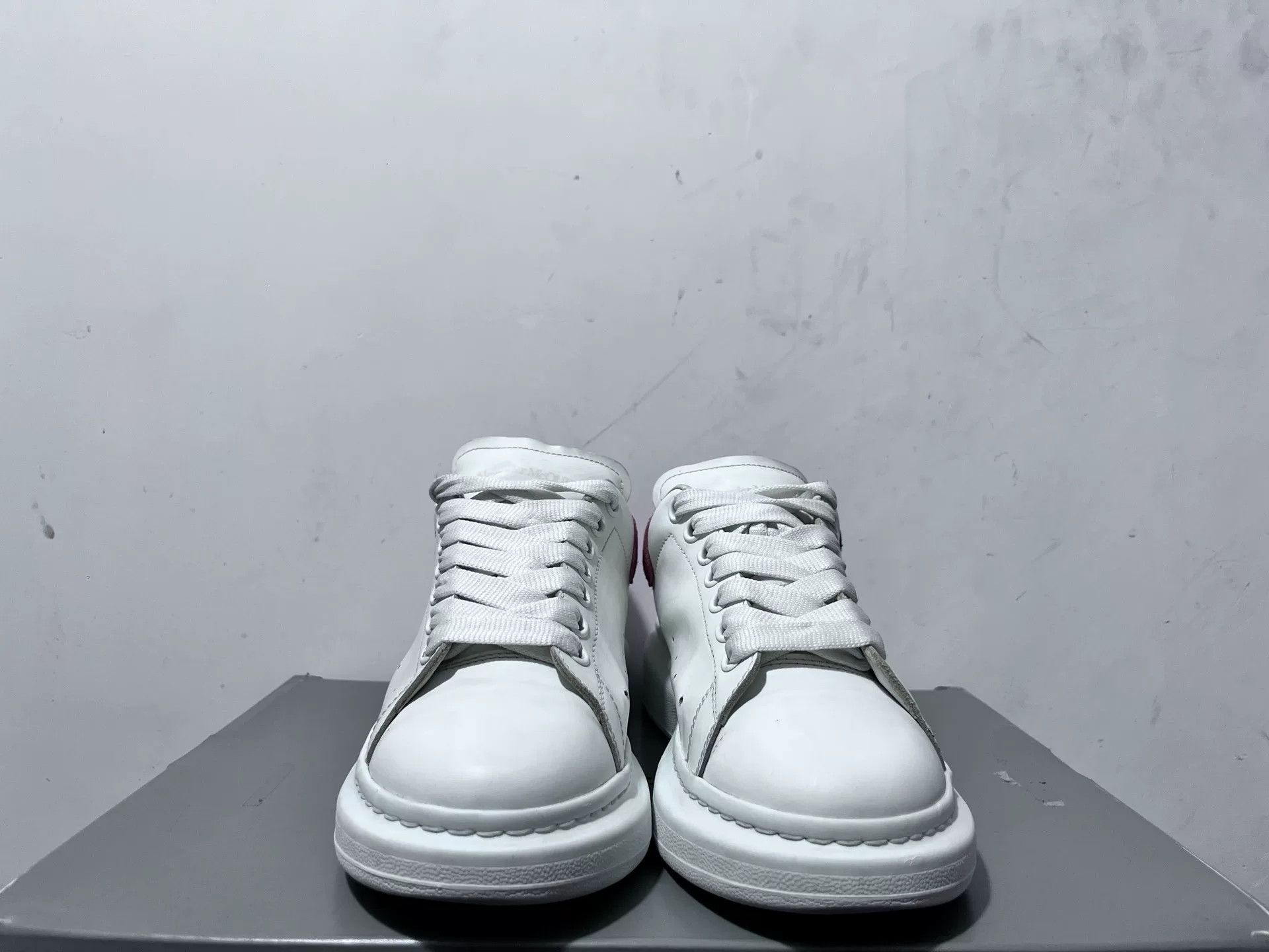 Alexander McQueen Alexander McQueen Pink Lowtop Sneakers 7 Men Size US 7 / EU 40 - 5 Thumbnail