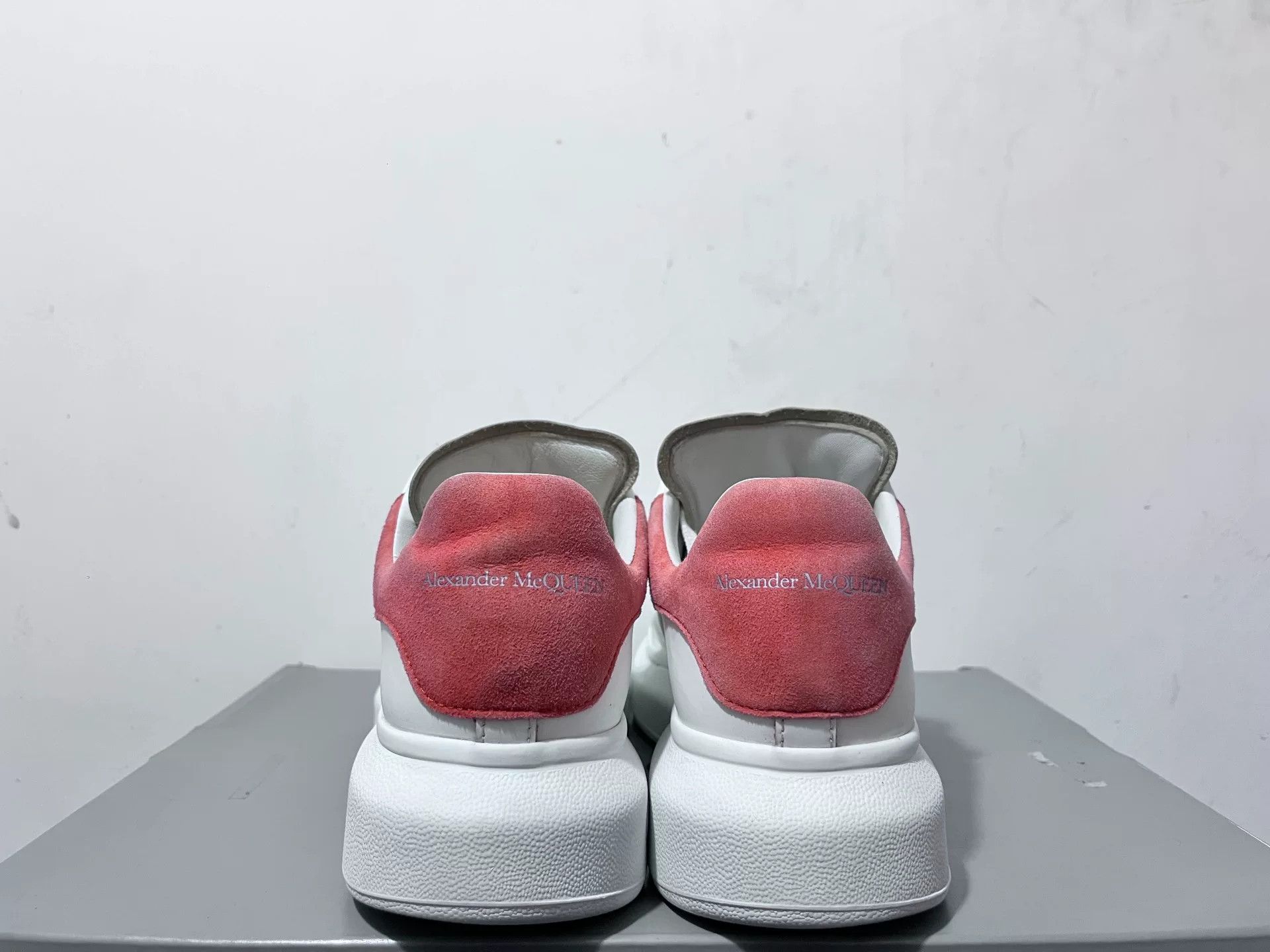 Alexander McQueen Alexander McQueen Pink Lowtop Sneakers 7 Men Size US 7 / EU 40 - 6 Thumbnail