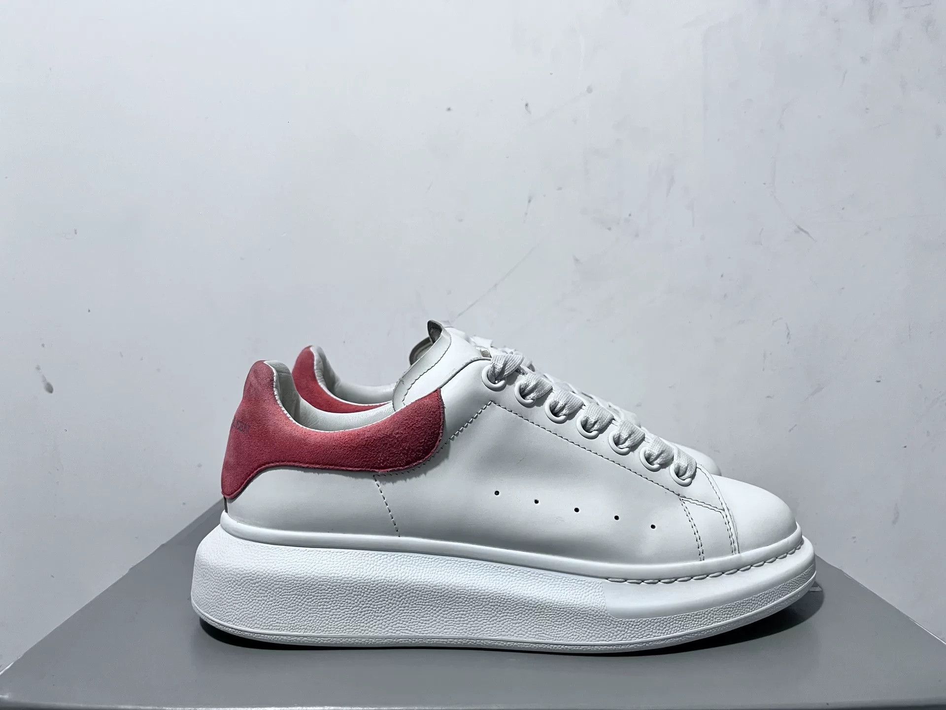 Alexander McQueen Alexander McQueen Pink Lowtop Sneakers 7 Men Size US 7 / EU 40 - 2 Thumbnail
