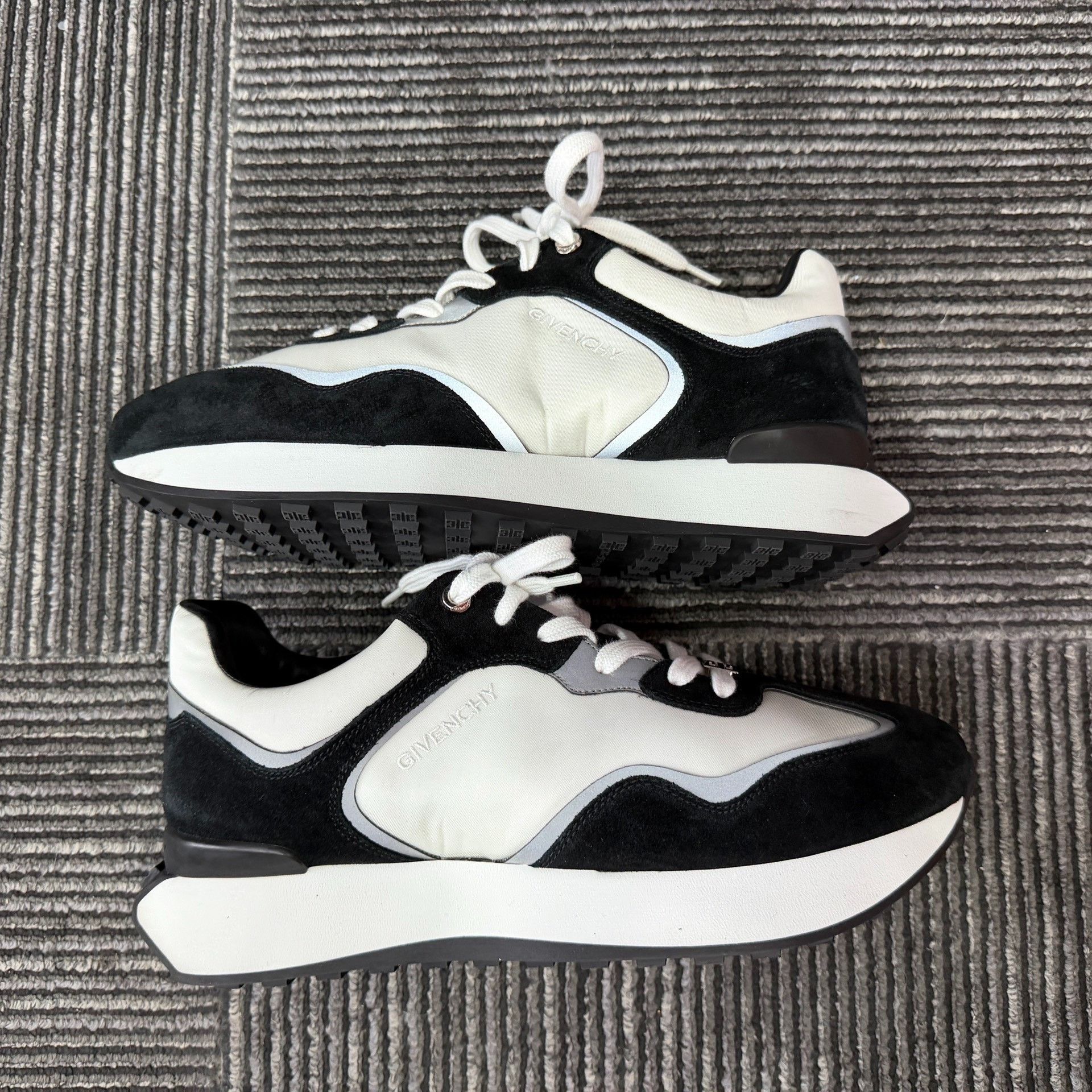 Givenchy Givenchy Running Black Lowtop Sneakers 7 Men Size US 7 / EU 40 - 2 Thumbnail