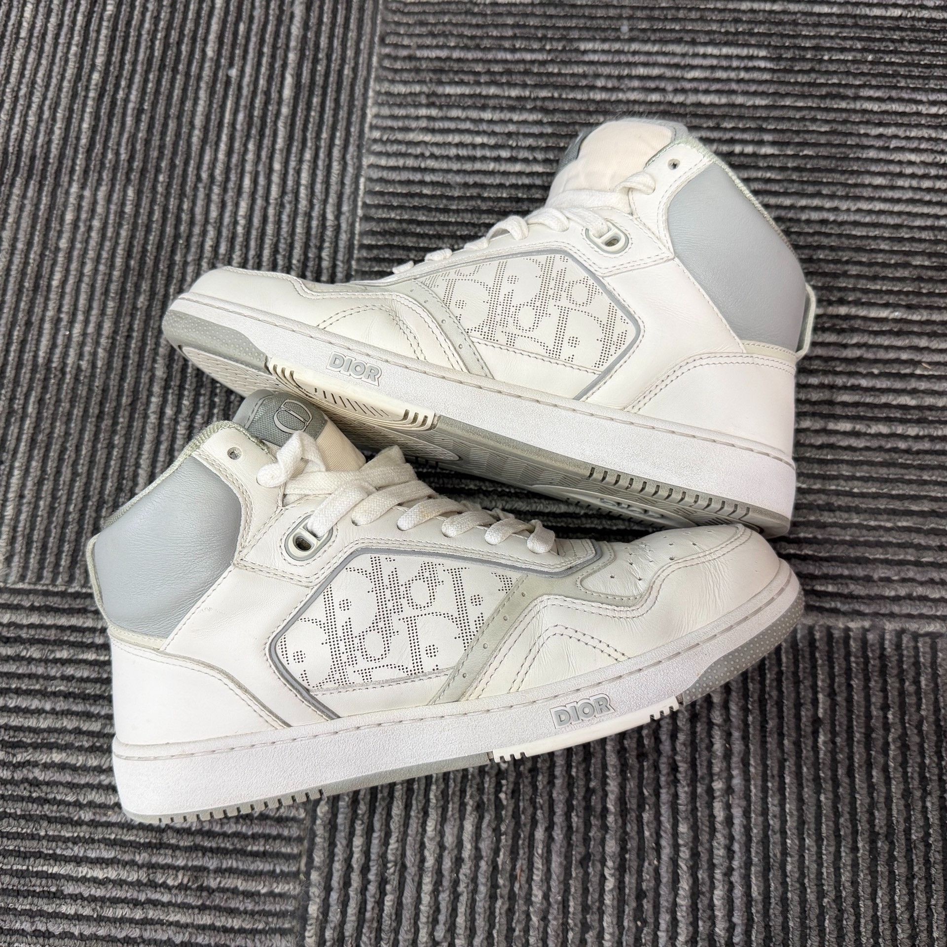 Dior Dior White Hitop Sneakers 7 Men Size US 7 / EU 40 - 2 Thumbnail