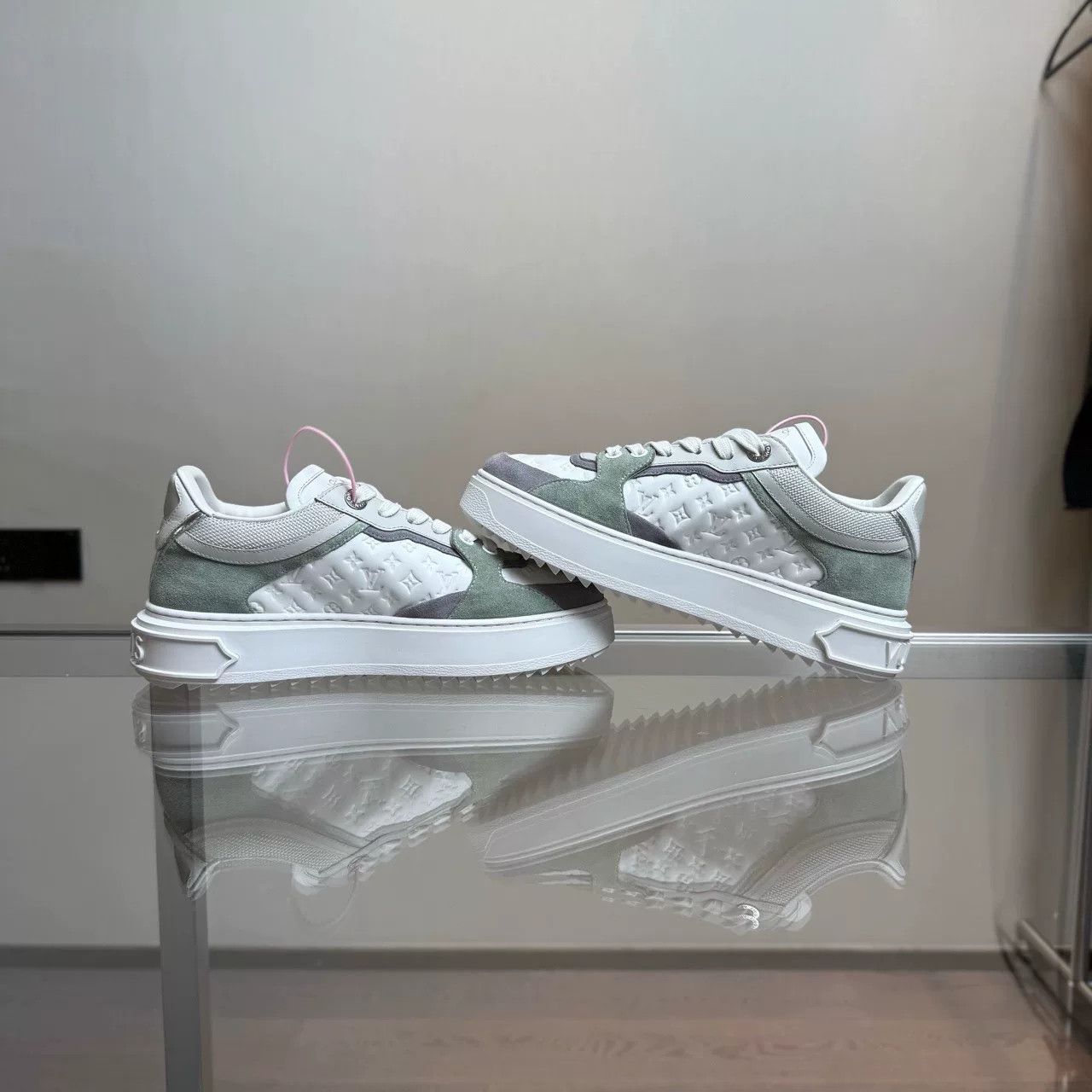 Louis Vuitton Louis Vuitton LV TIME OUT Sneakers Size US 5 / IT 35 - 4 Thumbnail