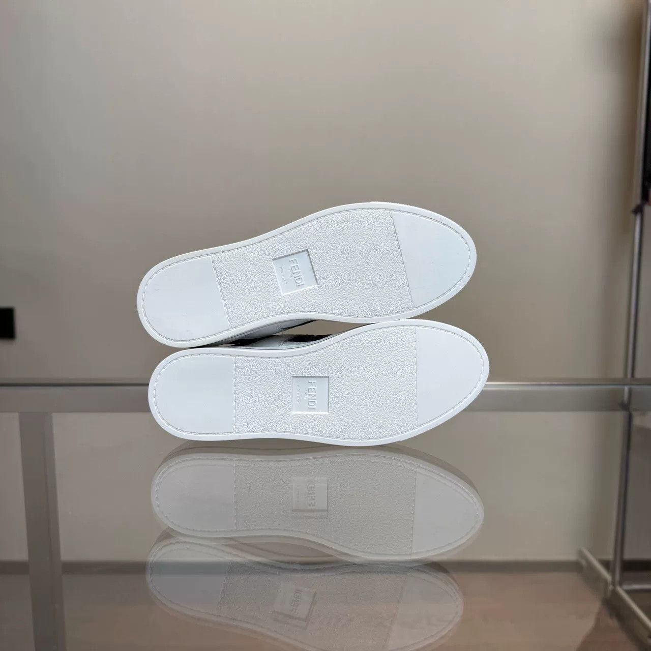 Fendi Fendi White Monogram Velcro Sneakers Size US 5 / IT 35 - 7 Thumbnail