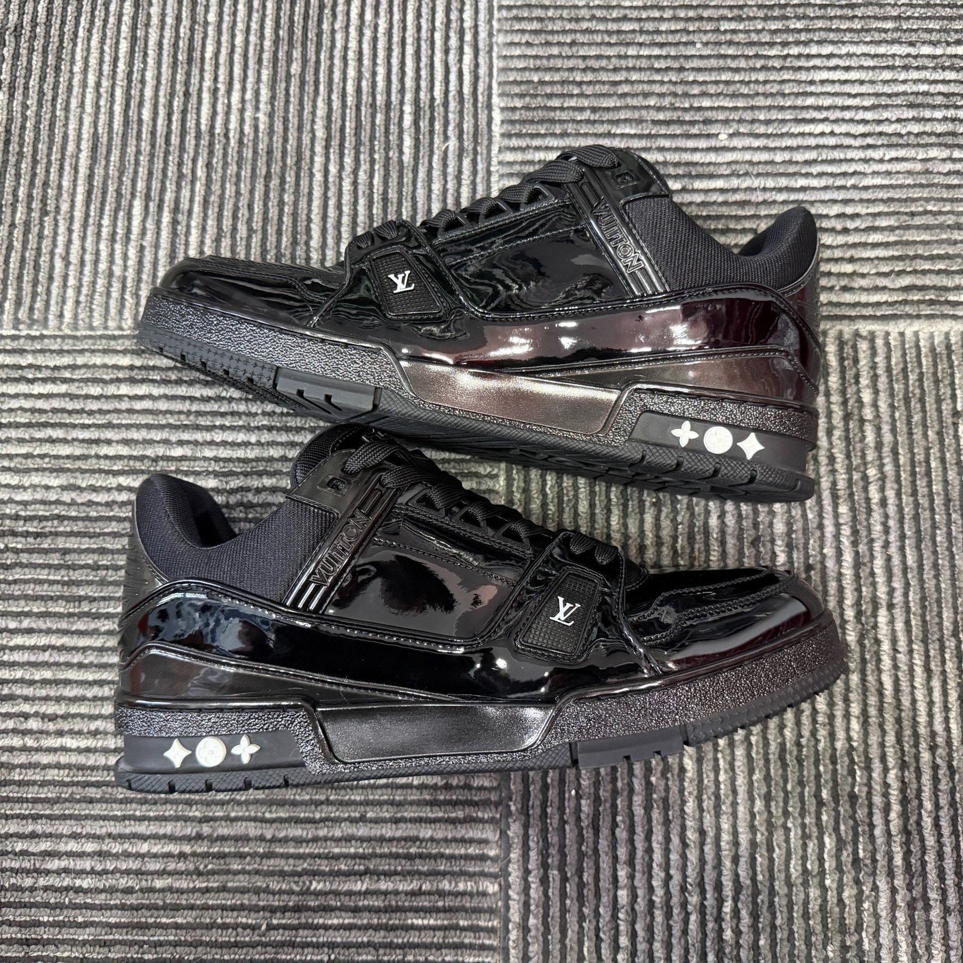 Louis Vuitton Louis Vuitton Training Black Lowtop Sneakers 8 Men Size US 8 / EU 41 - 2 Thumbnail