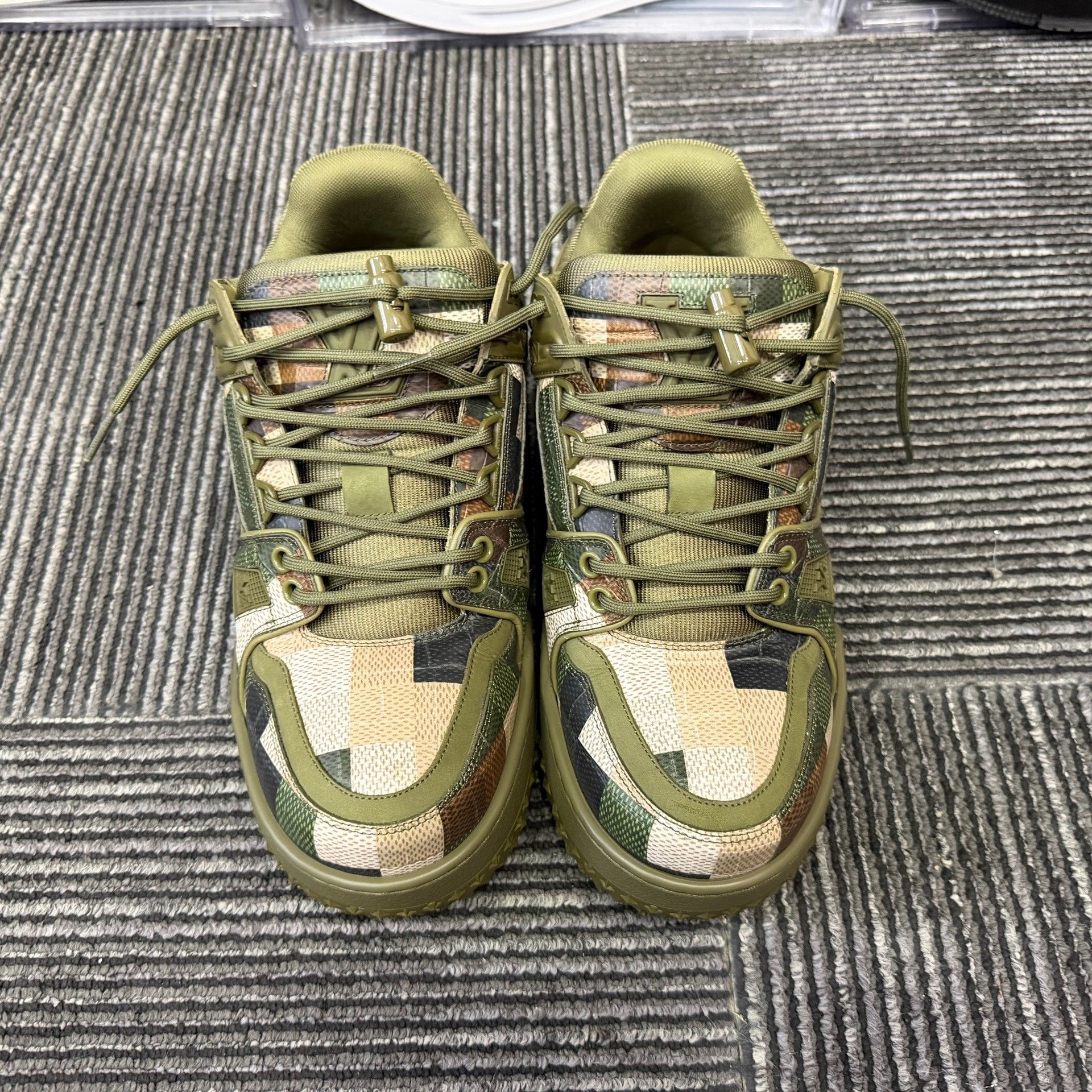 Louis Vuitton Louis Vuitton Collab Camo Lowtop Sneakers 6 Men Size US 6 / EU 39 - 4 Thumbnail