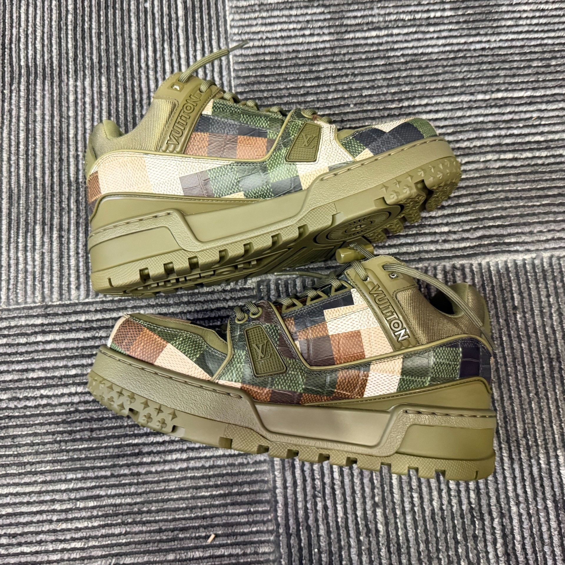 Louis Vuitton Louis Vuitton Collab Camo Lowtop Sneakers 6 Men Size US 6 / EU 39 - 3 Thumbnail