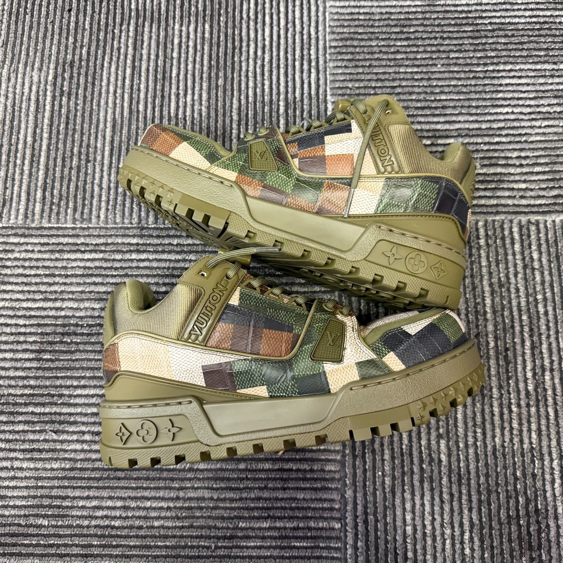 Louis Vuitton Louis Vuitton Collab Camo Lowtop Sneakers 6 Men Size US 6 / EU 39 - 2 Thumbnail