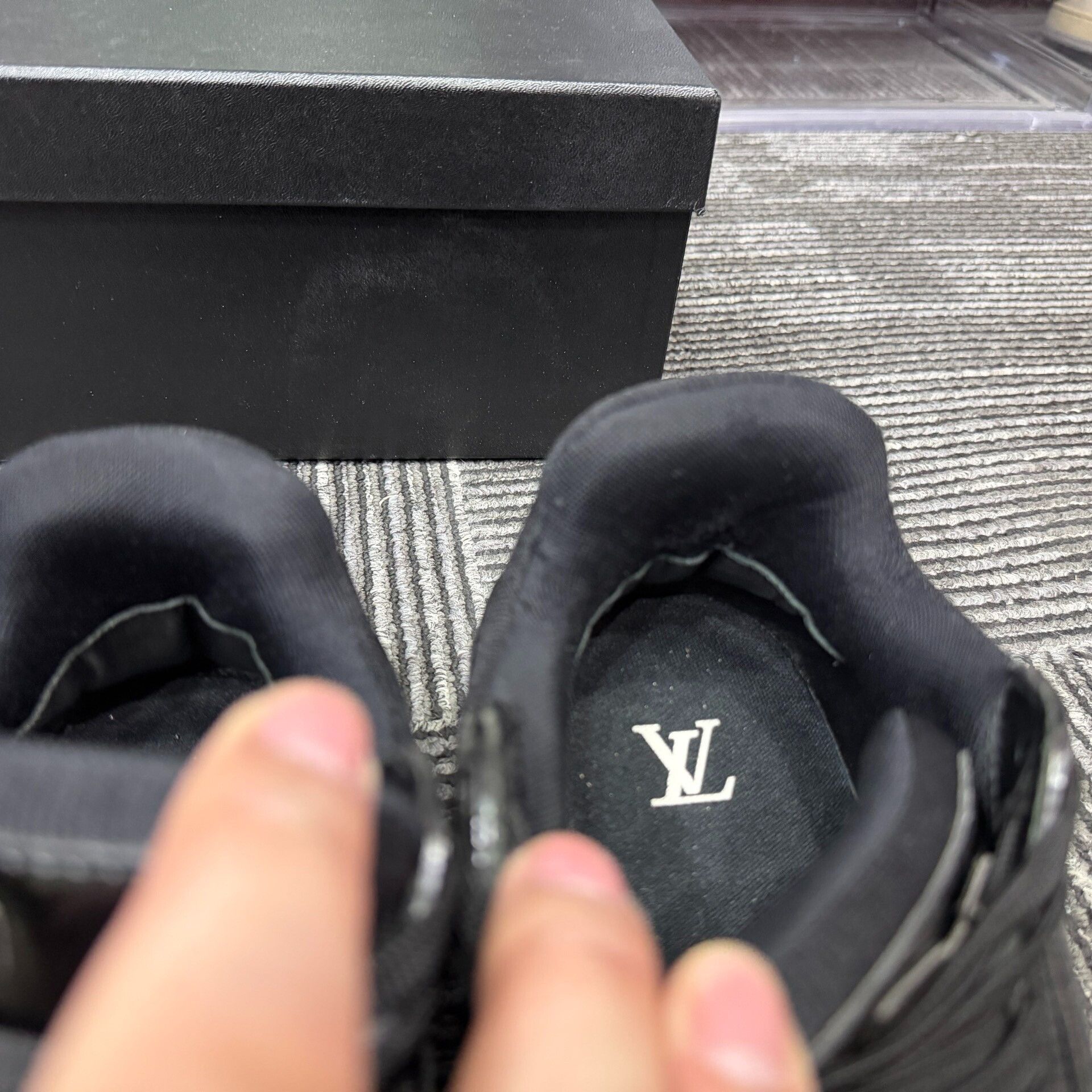 Louis Vuitton Louis Vuitton Training Black Lowtop Sneakers 7 Men Size US 7 / EU 40 - 7 Thumbnail