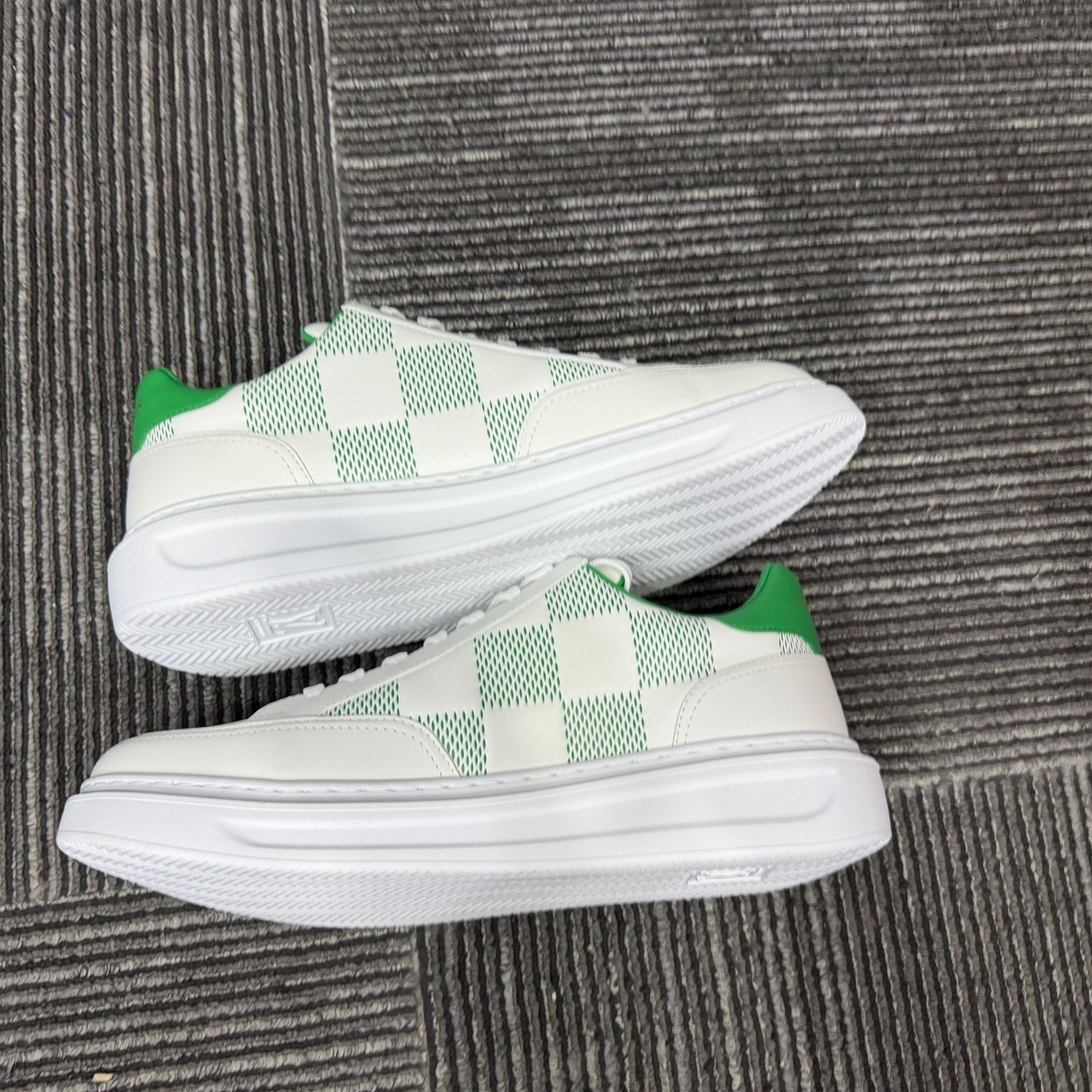 Louis Vuitton Louis Vuitton Checkered Green Lowtop Sneakers 9 Men Size US 9 / EU 42 - 3 Thumbnail