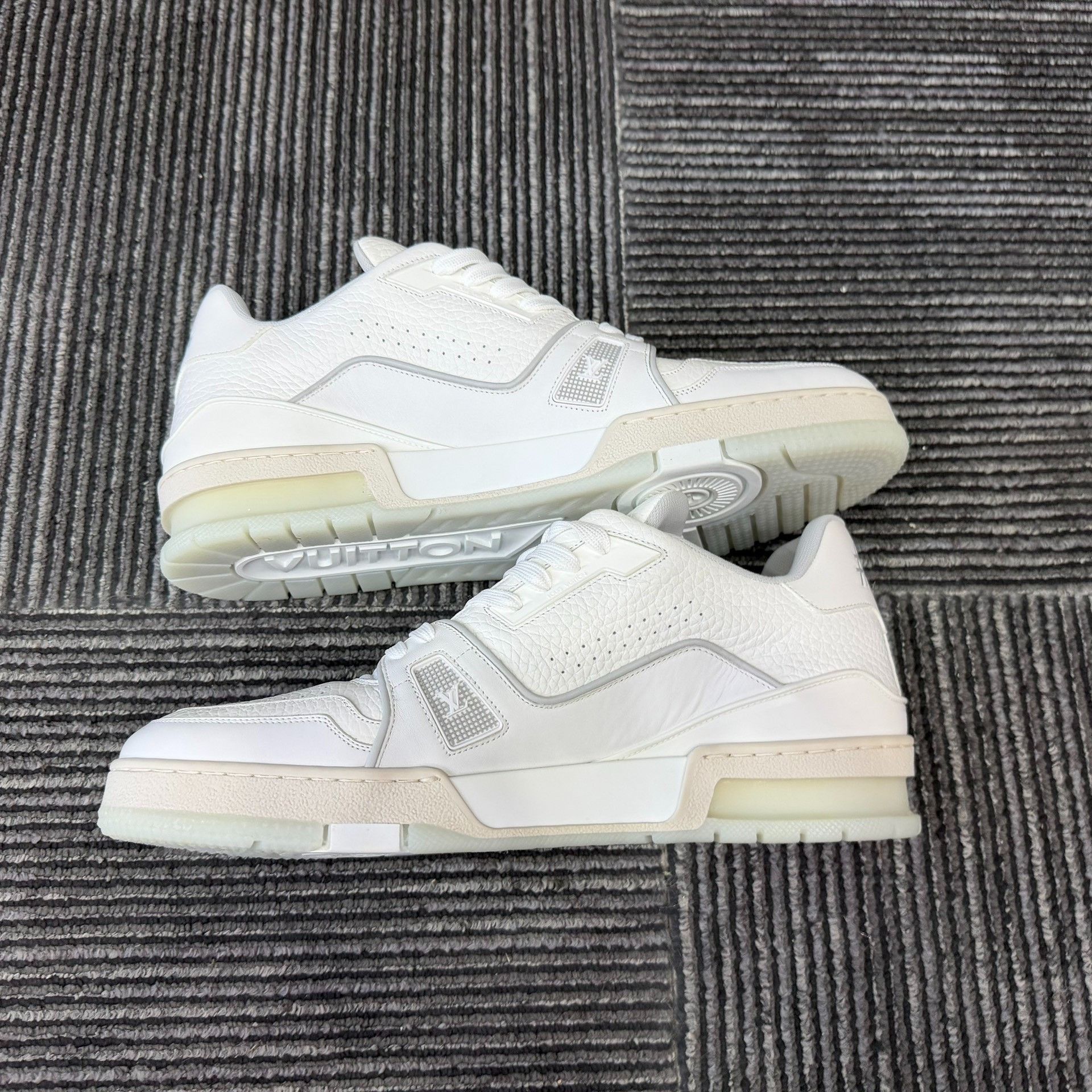 Louis Vuitton Louis Vuitton Training White Lowtop Sneakers 9 Men Size US 9 / EU 42 - 3 Thumbnail