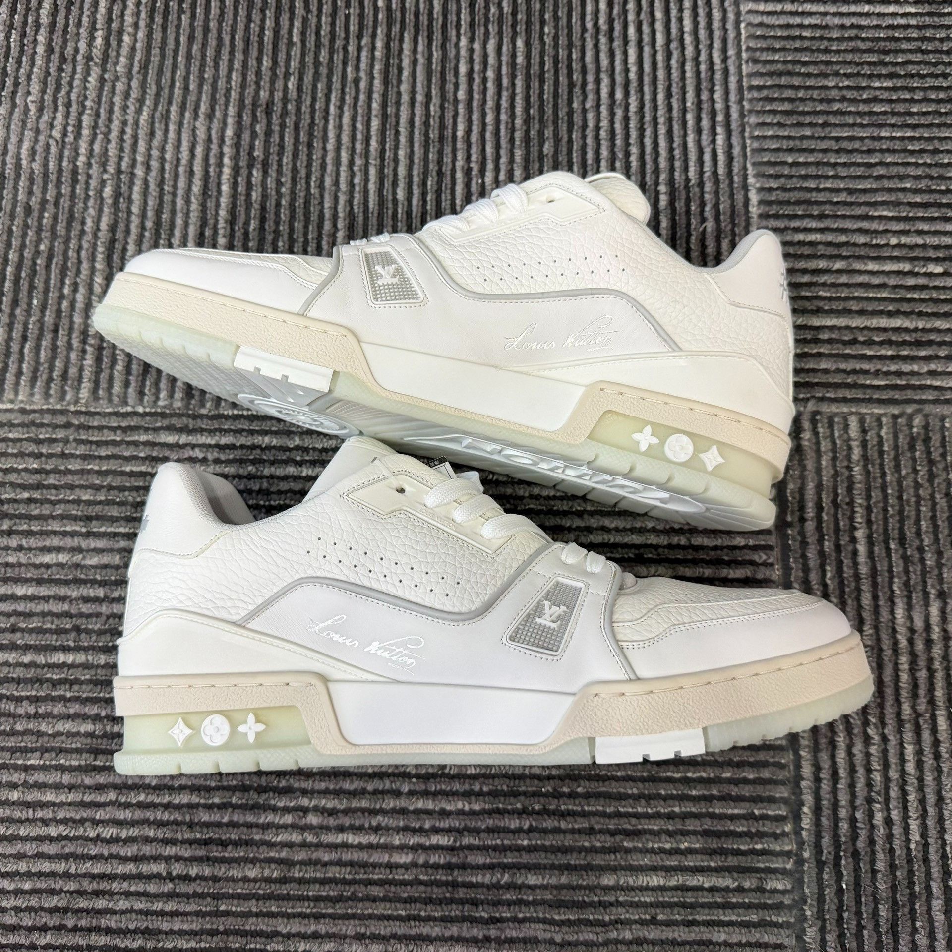 Louis Vuitton Louis Vuitton Training White Lowtop Sneakers 9 Men Size US 9 / EU 42 - 2 Thumbnail