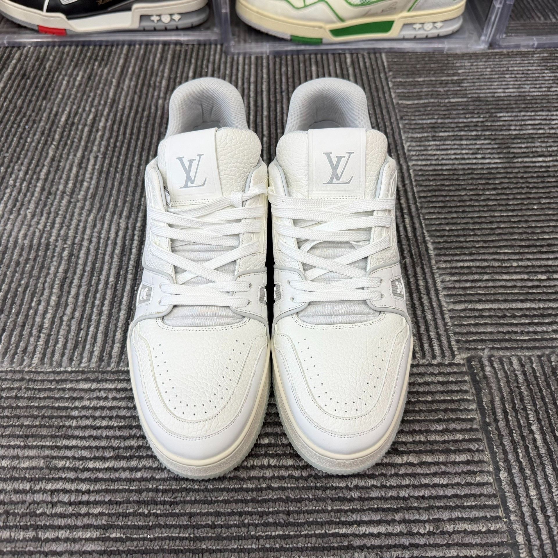 Louis Vuitton Louis Vuitton Training White Lowtop Sneakers 9 Men Size US 9 / EU 42 - 4 Thumbnail