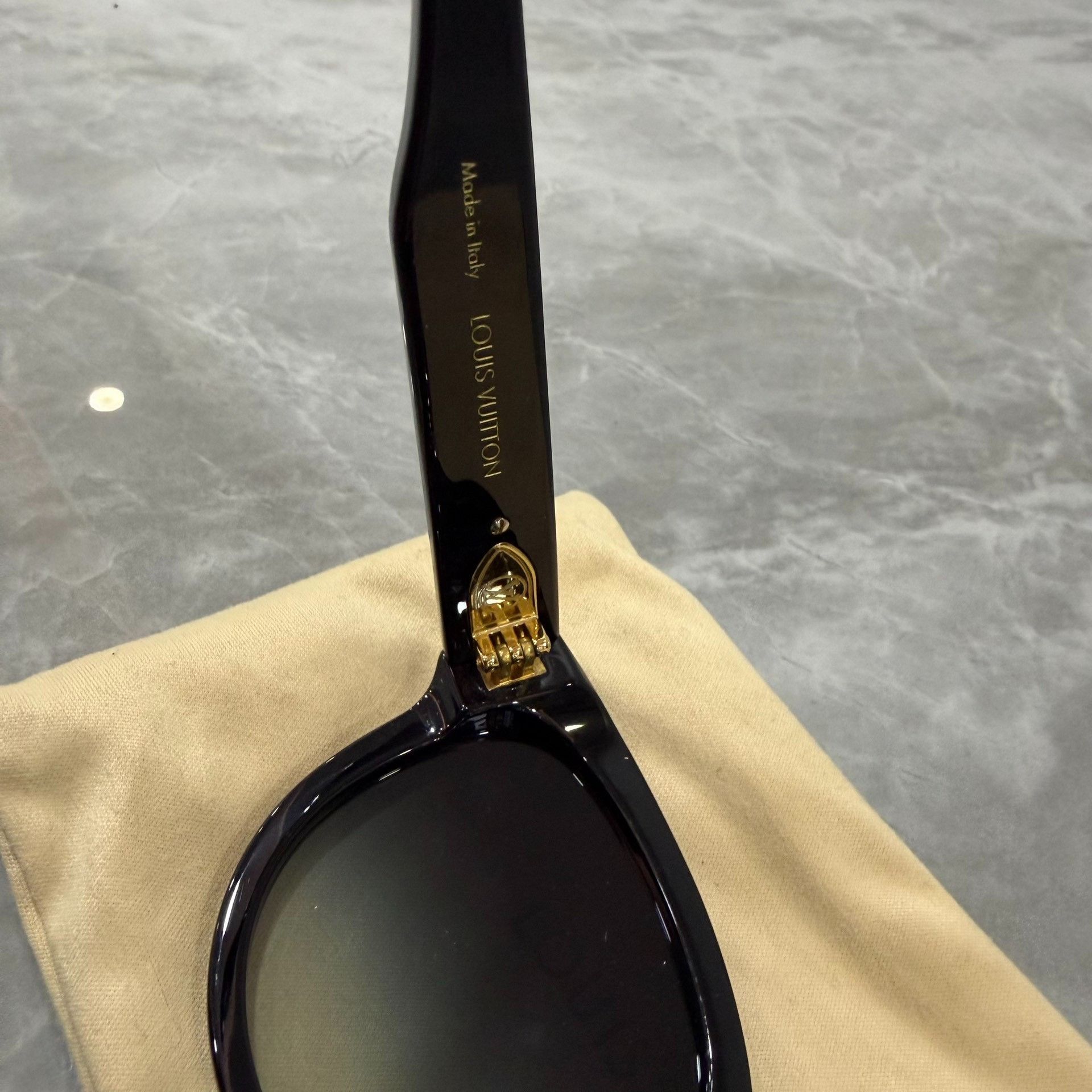 Louis Vuitton Louis Vuitton Retro Black Sunglasses one size Men Size ONE SIZE - 5 Thumbnail