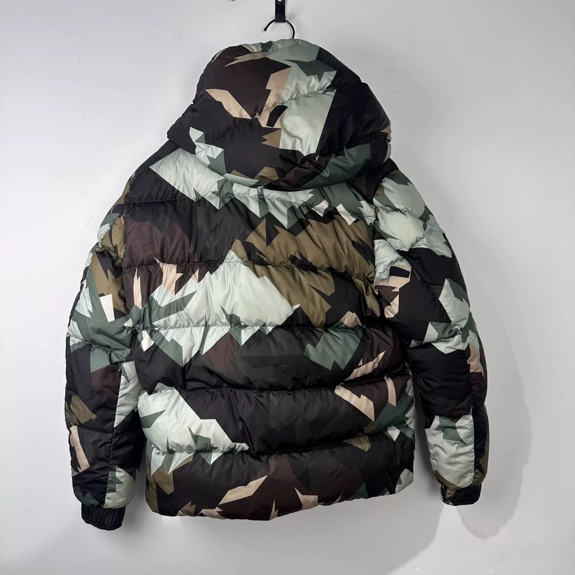 Moncler Moncler Down Camo Heavy Coat s Men Size US S / EU 44-46 / 1 - 2 Thumbnail