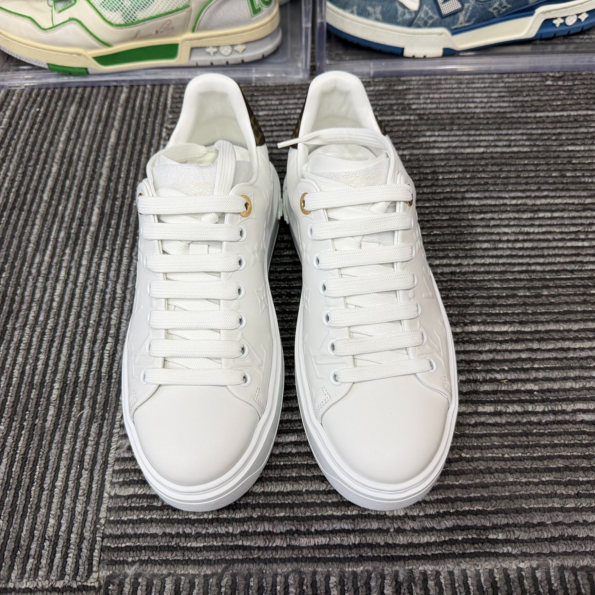 Louis Vuitton Louis Vuitton White Lowtop Sneakers us_7 Women Size US 7 / IT 37 - 4 Thumbnail