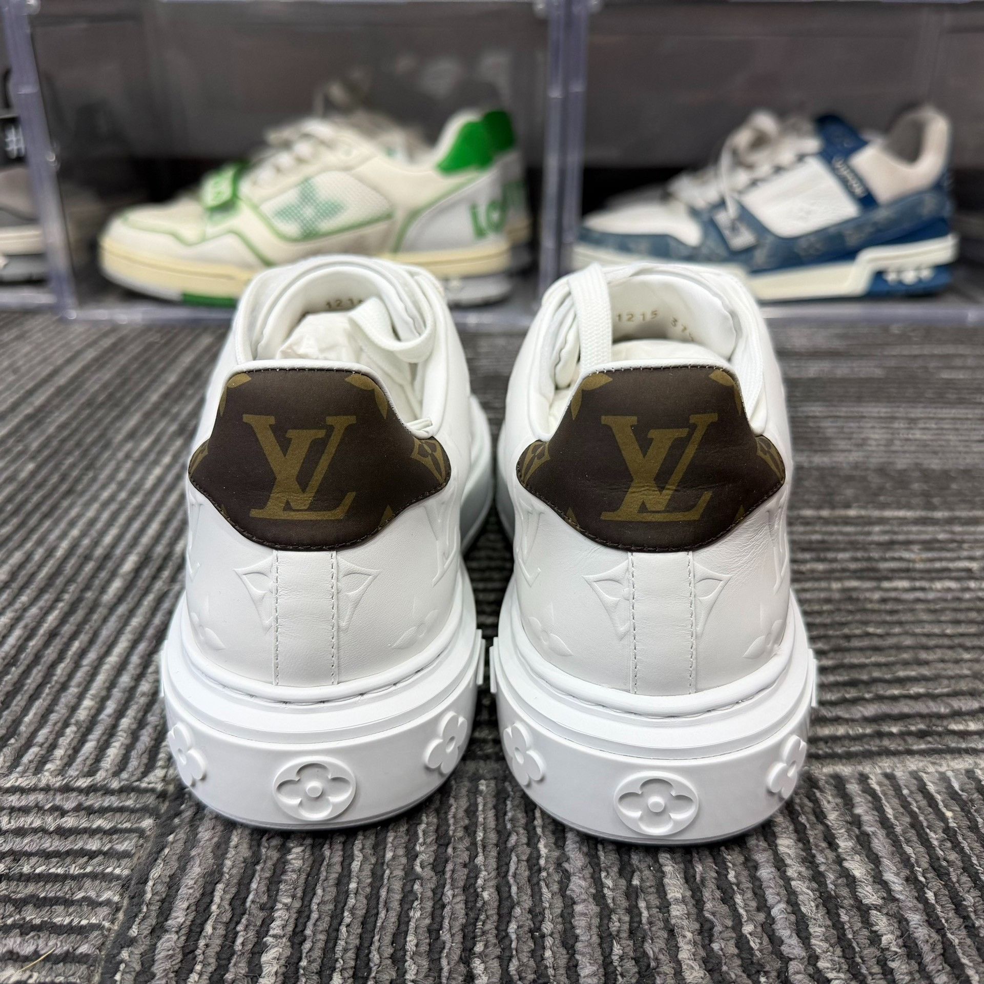 Louis Vuitton Louis Vuitton White Lowtop Sneakers us_7 Women Size US 7 / IT 37 - 5 Thumbnail