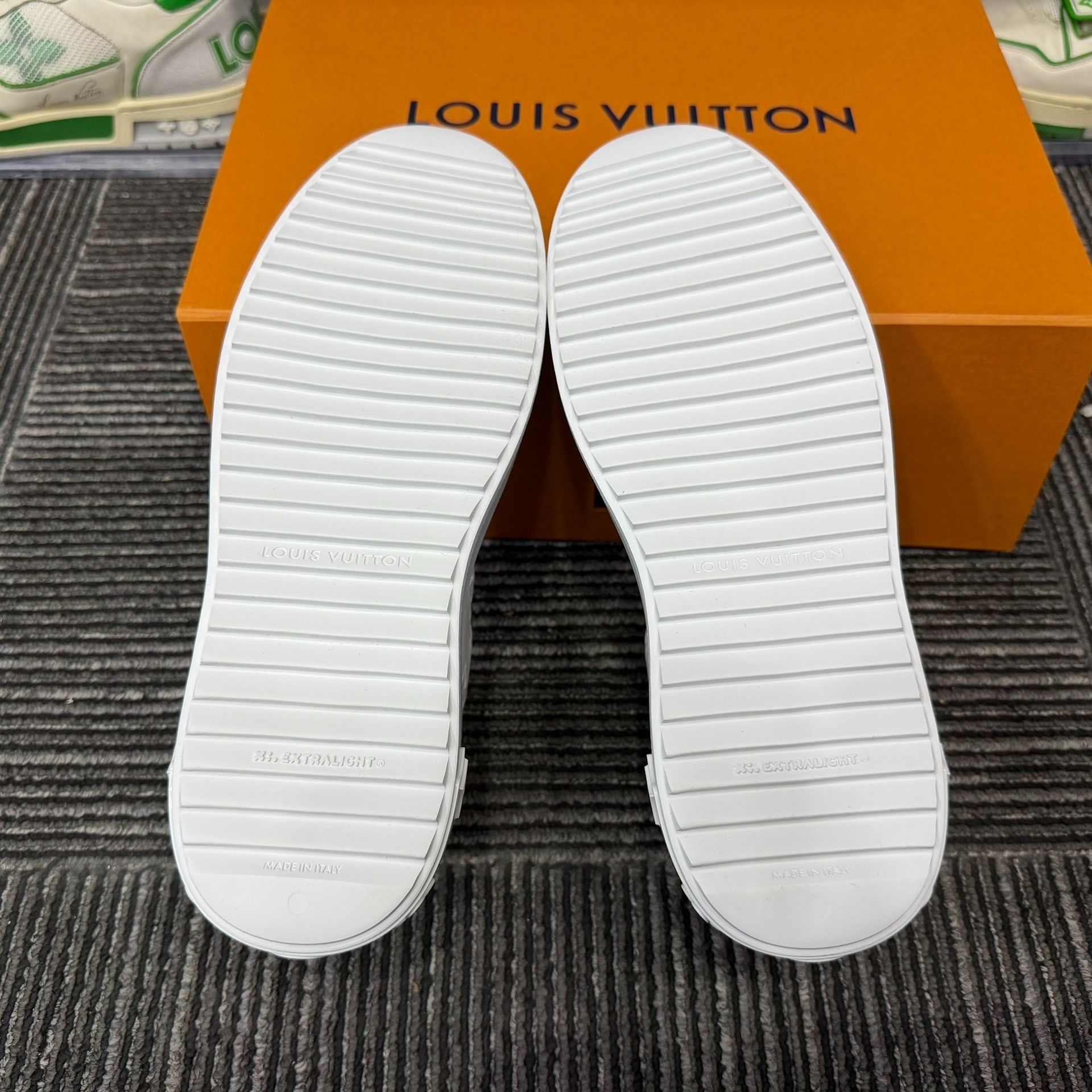 Louis Vuitton Louis Vuitton White Lowtop Sneakers us_7 Women Size US 7 / IT 37 - 6 Thumbnail