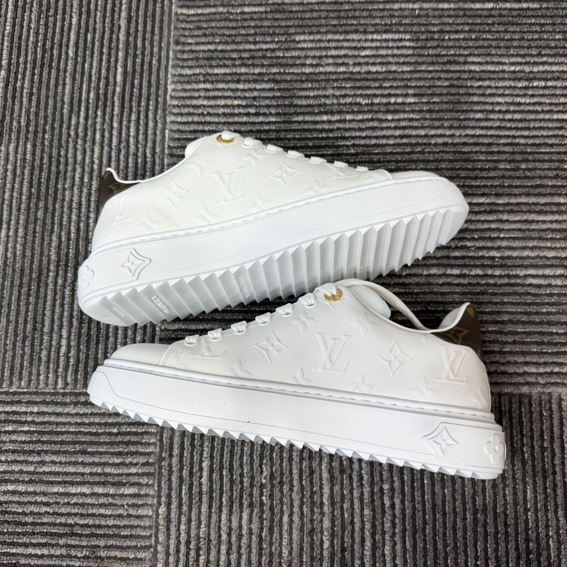 Louis Vuitton Louis Vuitton White Lowtop Sneakers us_7 Women Size US 7 / IT 37 - 3 Thumbnail