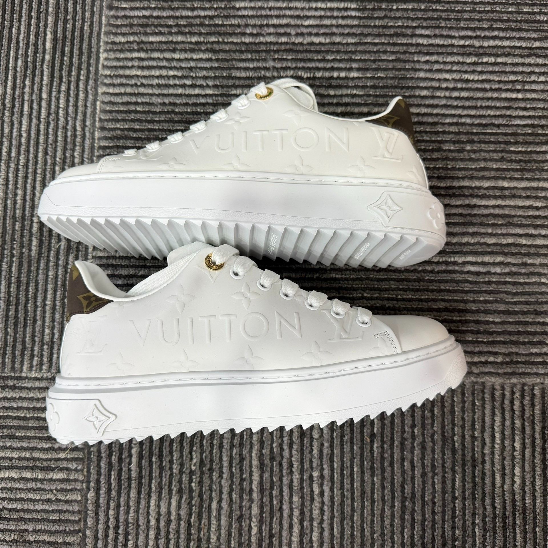 Louis Vuitton Louis Vuitton White Lowtop Sneakers us_7 Women Size US 7 / IT 37 - 2 Thumbnail