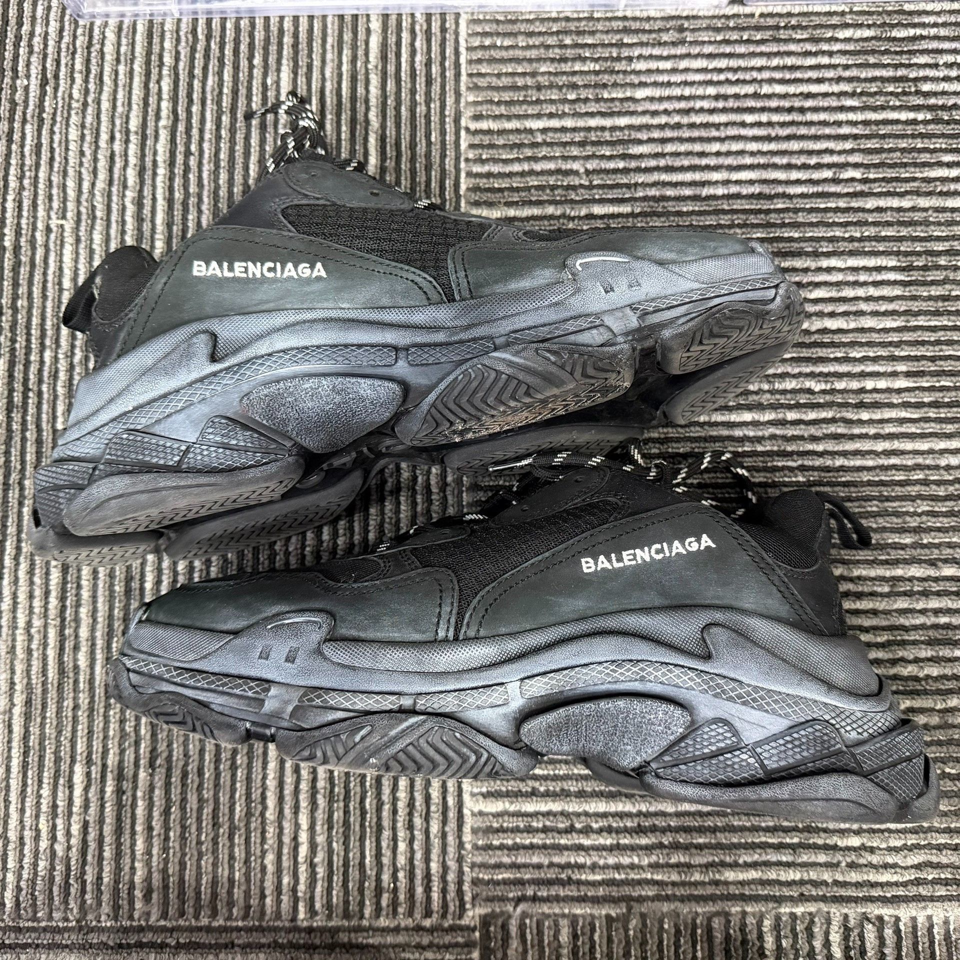 Balenciaga Balenciaga Retro Lowtop Sneakers 9 Men Size US 9 / EU 42 - 2 Thumbnail