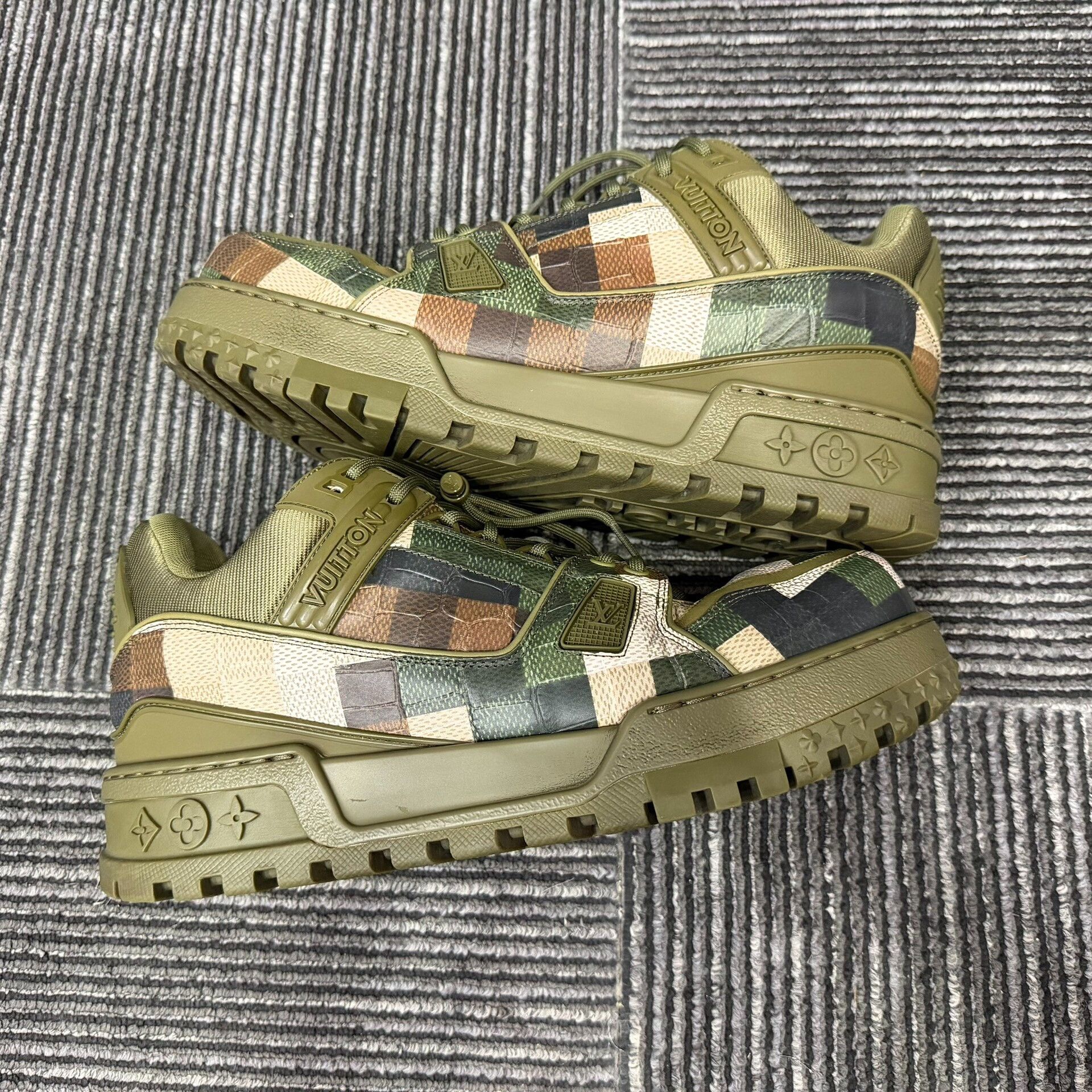 Louis Vuitton Louis Vuitton Training Green Lowtop Sneakers 9 Men Size US 9 / EU 42 - 2 Thumbnail