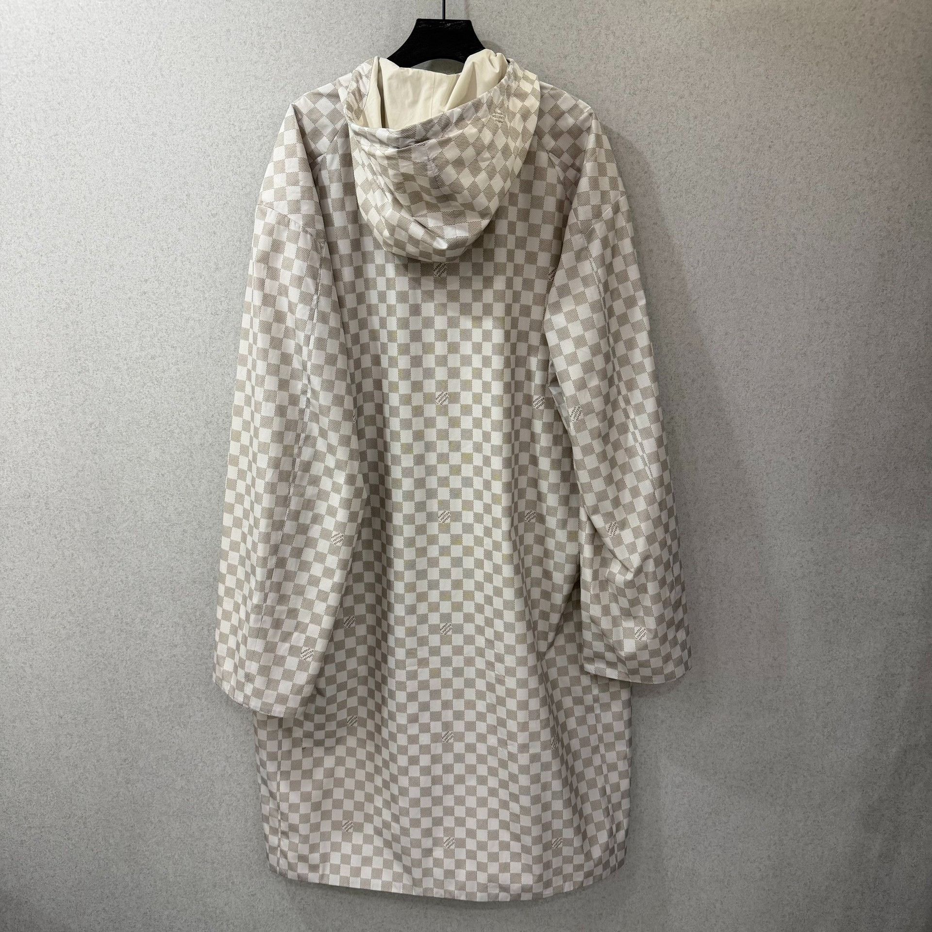 Louis Vuitton Louis Vuitton Checkered White Light Jacket m Men Size US M / EU 48-50 / 2 - 2 Thumbnail