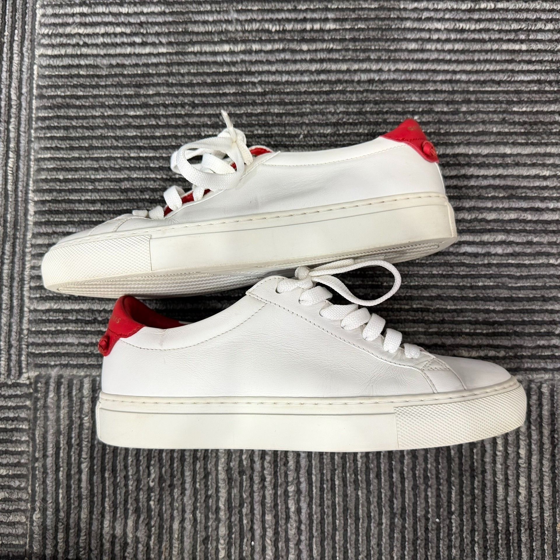 Givenchy Givenchy White Lowtop Sneakers us_5 Women Size US 5 / IT 35 - 2 Thumbnail