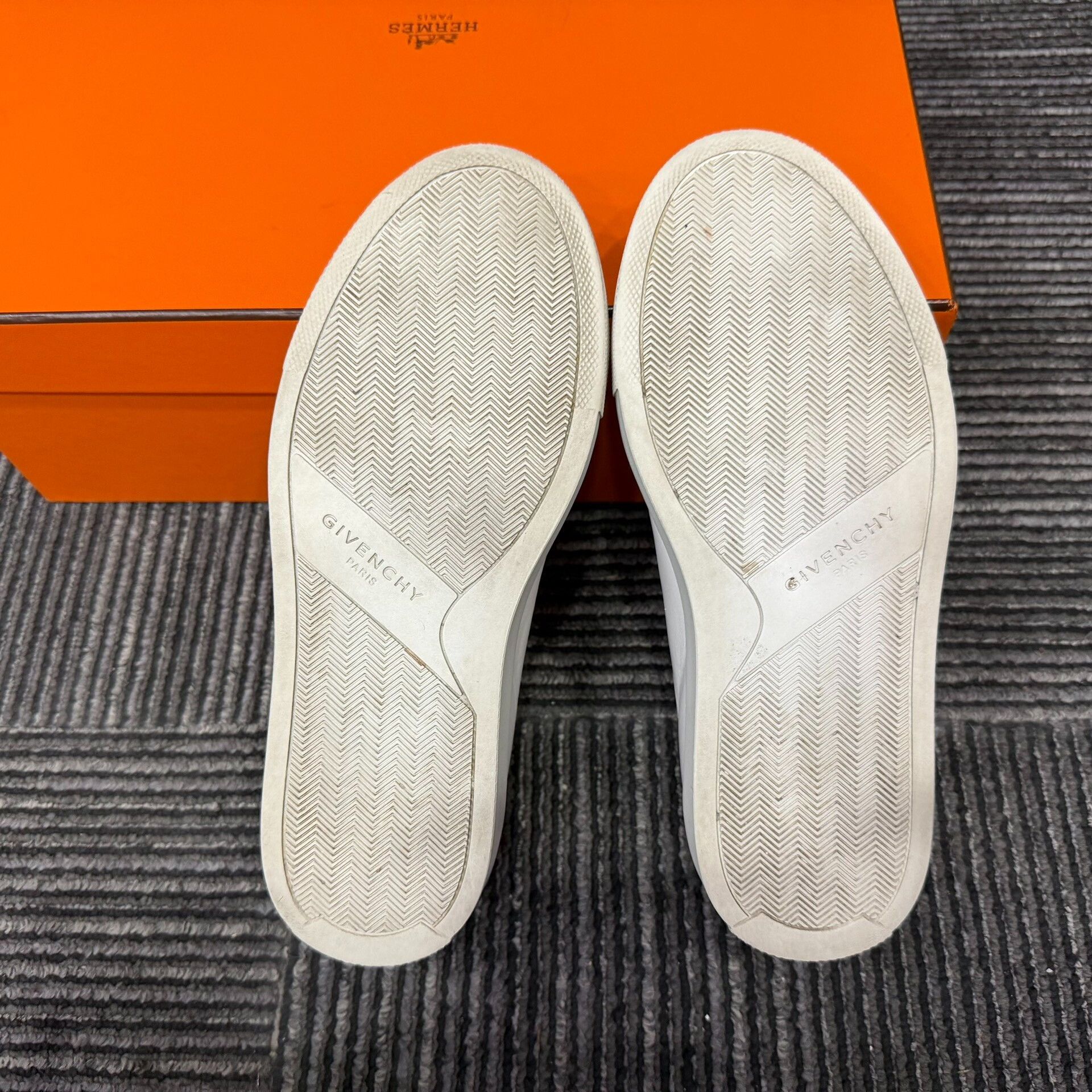 Givenchy Givenchy White Lowtop Sneakers us_5 Women Size US 5 / IT 35 - 6 Thumbnail