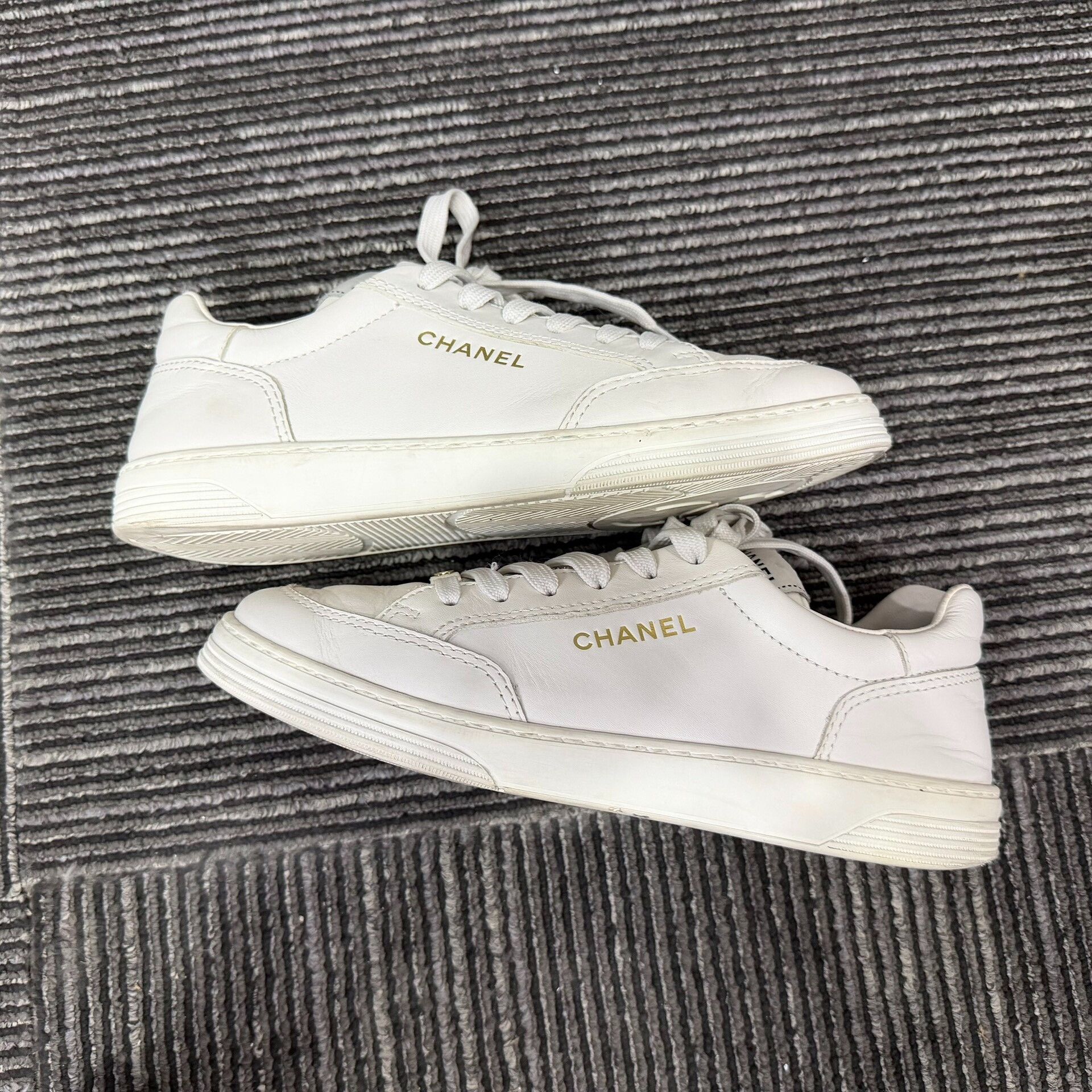 Chanel Chanel Retro White Lowtop Sneakers us_9 Women Size US 9 / IT 39 - 2 Thumbnail