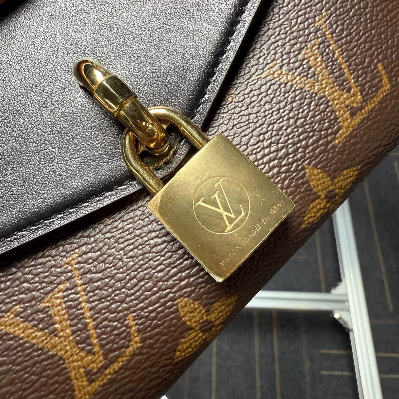 Louis Vuitton Louis Vuitton Padlock Monogram Shoulder Bag Size ONE SIZE - 3 Thumbnail