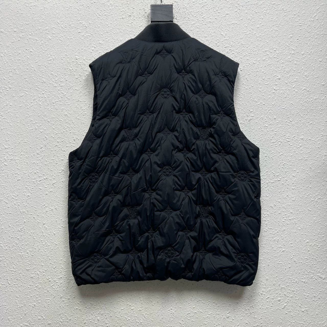 Louis Vuitton Louis Vuitton Embossed Print Down Vest Size US L / EU 52-54 / 3 - 2 Thumbnail