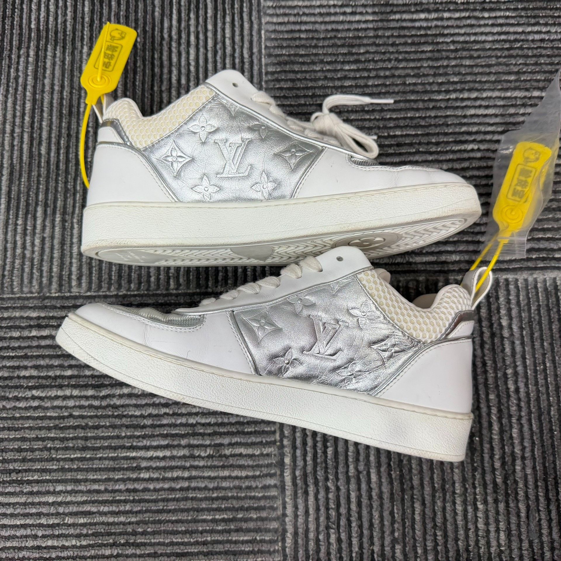 Louis Vuitton Louis Vuitton Limited White Lowtop Sneakers 6 Men Size US 6 / EU 39 - 3 Thumbnail